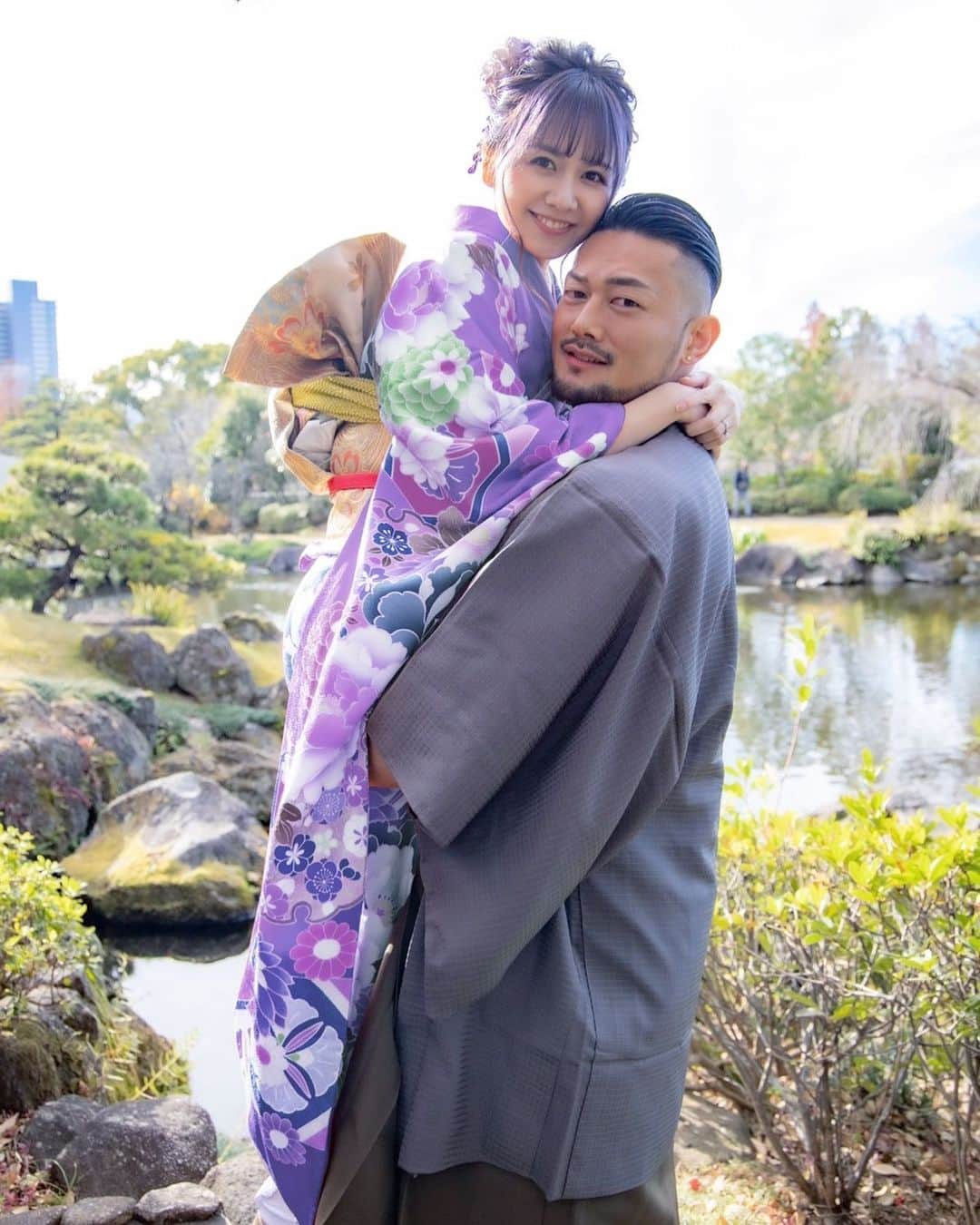 のインスタグラム：「💜💜💜  【ご報告】いつも支えて下さる皆様へ  新年明けましておめでとうございます！ ネットニュースなどでも記事にしていただいていますが、自分の口から改めてお伝えさせてください。  この度、K-1ファイターの愛鷹亮さんと結婚いたしました。 彼は、この先の人生を共に過ごしたいと思える、強くて優しい勇敢な自慢のパートナーです。 3ヶ月のスピード婚ではありますが、彼の良いところを数えきれないほど見てきて、日に日に大好きな気持ちが増しています。 私のダメダメな部分をカバーしてくれて、一番に応援してくれて、たくさん甘えさせてくれて、どんな時も助けてくれます。 何より、一緒に居る時間が楽しくて、ずっとずっと笑っています。 出逢えたことが本当に幸せです。  また、同時に新しい命を授かりました。 2021年は色々な意味で変化の多い一年になりますが、ママになっても変わらず、佐藤すみれワールド全開なお仕事は続けていきたいです。 シズクとコタローという2匹の家族（猫ちゃん）も増えて、これからの楽しみがいっぱいになりました♡  そして、彼がK-1チャンピオンになり世界一かっこいいパパになれるよう、サポートはもちろん、やれることは全てやりたいと思っております…！熱い応援をよろしくお願いいたします。  これからのライフスタイルは、YouTubeの家族チャンネル「すー鷹ふぁみりぃ。」を開設したので、チェックしてもらえると嬉しいです。第一回はもちろん、結婚報告です。 今後ともすー鷹ふぁみりぃをよろしくお願いいたします！！  @aitakaryo.g  #あけましておめでとうございます  #今年もよろしくお願いします  #結婚報告 #すー鷹ふぁみりぃ」