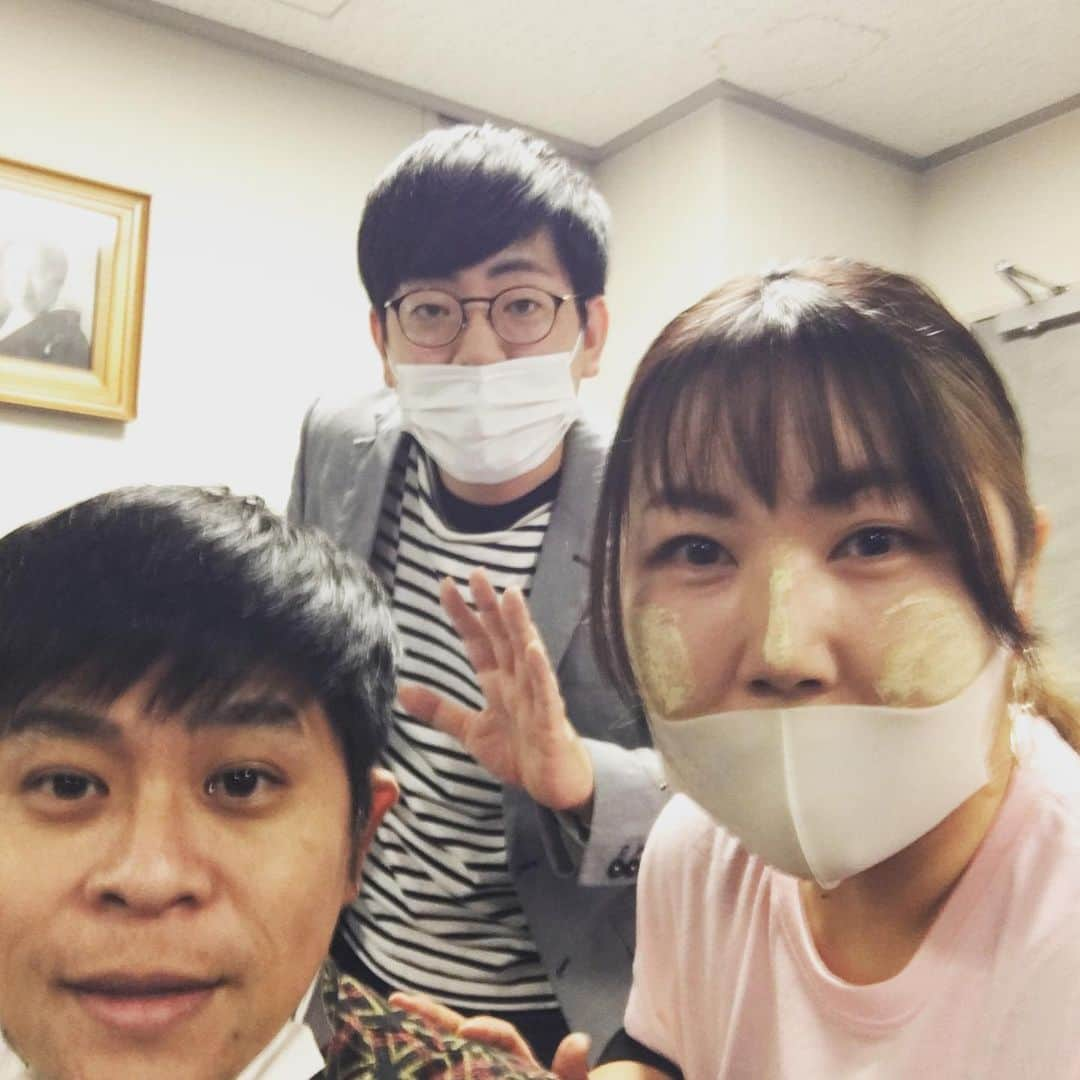 緑川まりさんのインスタグラム写真 - (緑川まりInstagram)「2021年あけましておめでとうございます！！  元日から、かわい子ちゃん達とお仕事させていただけてスタートダッシュ成功しました！  全然！！ミャンマーに行けないけど、日本で会いたい人に会えて良かった！  皆さま、どうか健やかにお過ごしください。 今年もよろしくお願いします！  #ミャンマー住みます芸人 #飛行機飛ばない #4月から #8ヶ月 #日本住んでます芸人 #天王寺区住みます芸人 #ミルクボーイ #うっつん #西成区住みます芸人 #ガオーちゃん #ヒュマ兄 #守谷 #セルスパ #大須賀ちゃん #2021年元日」1月1日 20時12分 - midorikawa06