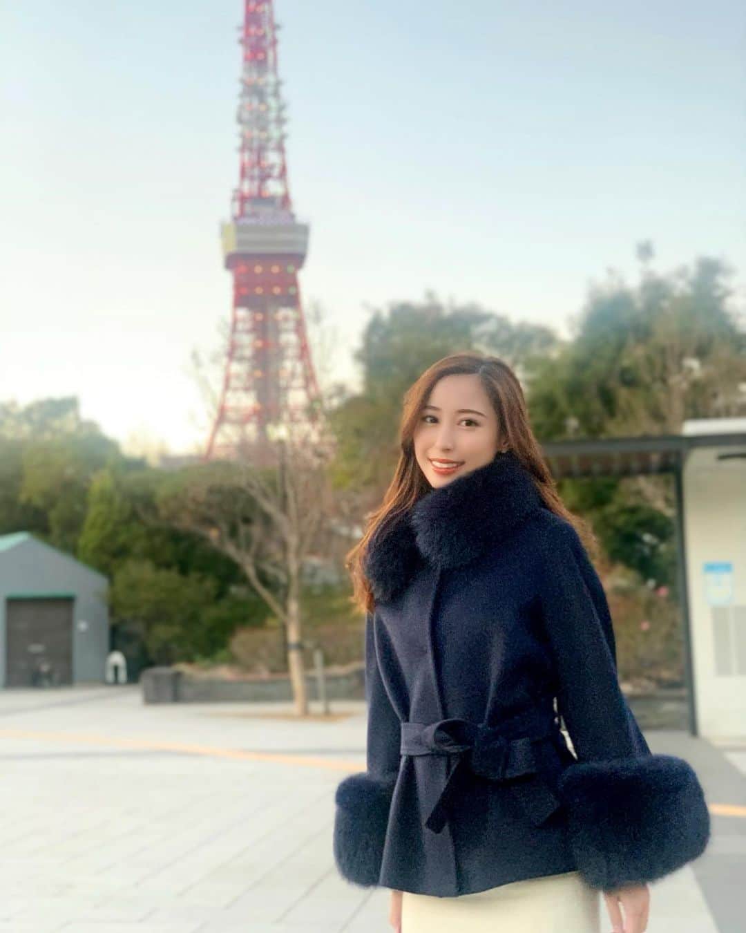 Chihiroのインスタグラム：「明けましておめでとうございます🎍  新年は清々しい青空のもとはじまりましたね🥰✨  来年もよろしくお願い致します🎍  コートは#骨格ウェーブ　にぴったりな ファーが大きめ＆毛先長め ウェストマークのあるショートコート🧥  @barneysny にて購入した 　#corsorosso のコートです✨  骨格ウェーブは首元にファーが得意💓 胸周りに厚みを持たせるのがポイント！  #イメージコンサルタント #パーソナルカラー診断 #イメージコンサルタント東京 #パーソナルカラー診断東京 #骨格診断 #メイクレッスン #美人百花 #美人百花flowers  #東京タワー #年始の挨拶」