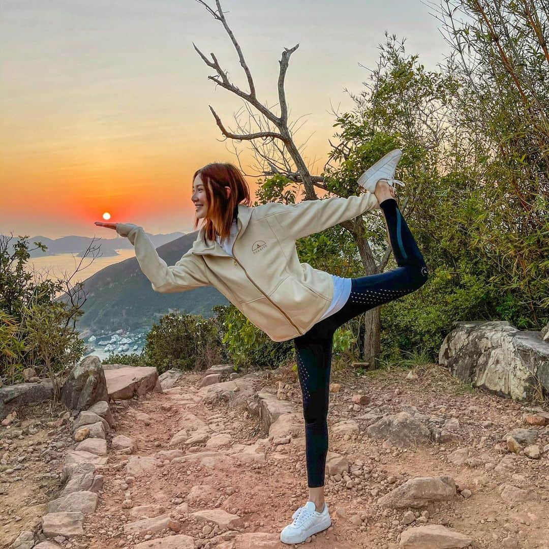 Elva Niさんのインスタグラム写真 - (Elva NiInstagram)「Kick starting the new year with our hiking tradition 🏃🏻‍♀️ I should get back to my workout routine 🧘🏻‍♀️ Strong start to the New Year💪🏻 #hello2021 #20210101 #beearth  #yogawithelva」1月1日 20時13分 - misselvani