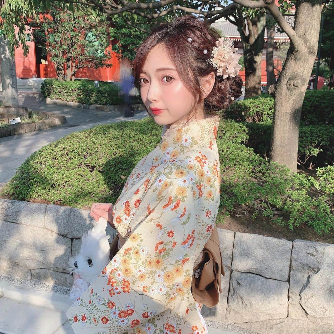 MAMIのインスタグラム：「2021.01.01 . あけましておめでとうございます🎍 . . こんな状況で実家にも帰れないし、こんなにも試験勉強に追われながらの年越しは人生初でちょっと寂しいけど 今年は学生生活最後の１年だから楽しみたいな〜♡ . 今年もよろしくお願いします😌 . . . お正月っぽい写真全然なくて 着物着た時のやつ引っ張り出してきた😂 . 着物は　@village_tokyo 👘🧡」