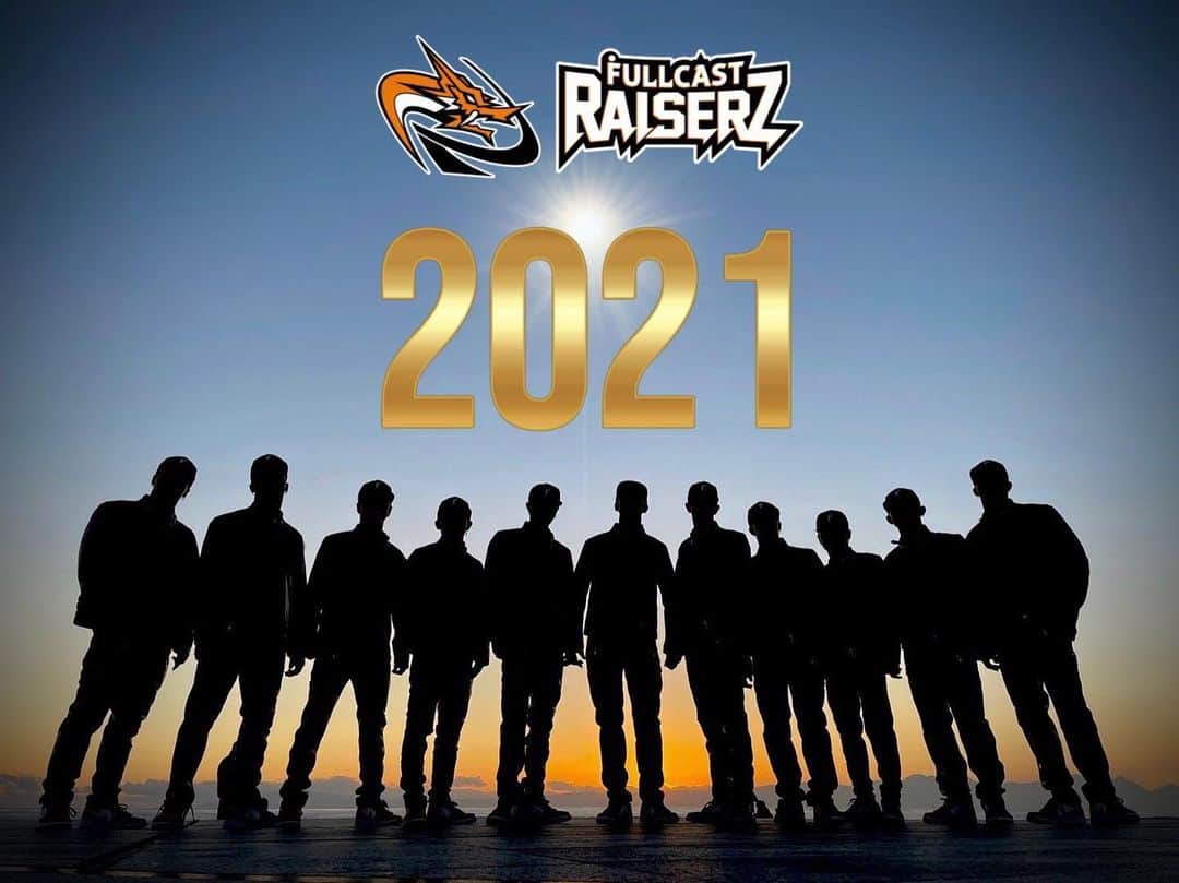 のインスタグラム：「2021  🐉  今年もこんな僕ですがよろしくお願い致します！ 全ての事に感謝し、漢みがきます 勝負の年 駆け抜けます2021  #ktr #krump #gotoktr #fullcastraiserz #raiserz #dリーグ #dleague #dance #dancer #blackiiimurai #japan #2021 #優勝 #ガチで攻めます #三浦魂 #愛媛」