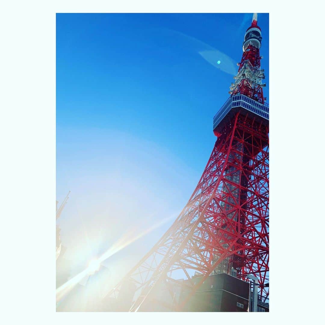 河西美希さんのインスタグラム写真 - (河西美希Instagram)「明けまして 　　おめでとう 　　　　ございます🎍  2021年好きなことたくさんして 心を充実させるぞー！！  みんなにとって素敵な一年に なりますように♡♡♡  #ahappynewyear #お正月 #初日の出 #東京タワー #はつひので  #太陽威力すご」1月1日 20時14分 - mikipon1111