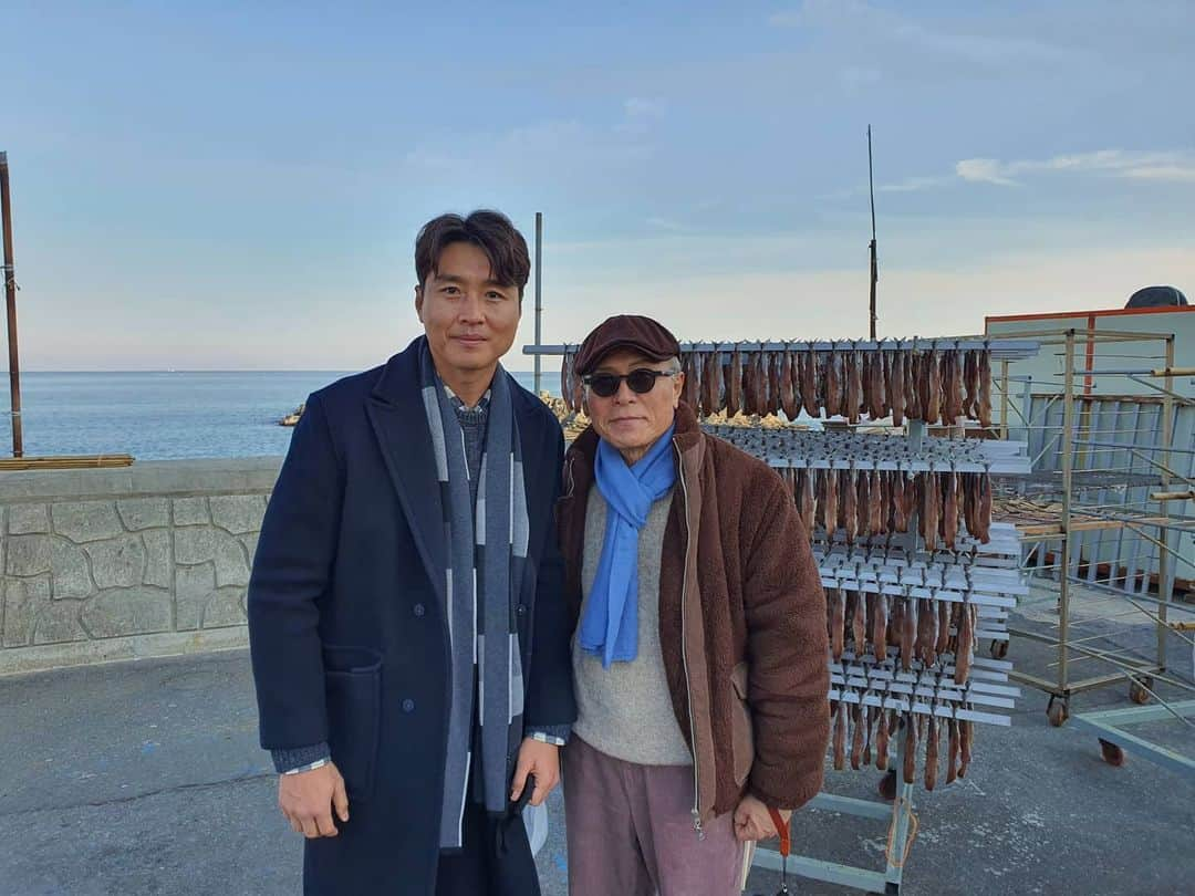 イ・ドングクのインスタグラム：「식객 허영만의 백반기행 즐거운 추억이었습니다😄😄 지금 TV조선 1월1일 8시  #식객 #허영만선생님 #내고향포항 #콩잎 #백수탈출 #과메기 #죽도시장」