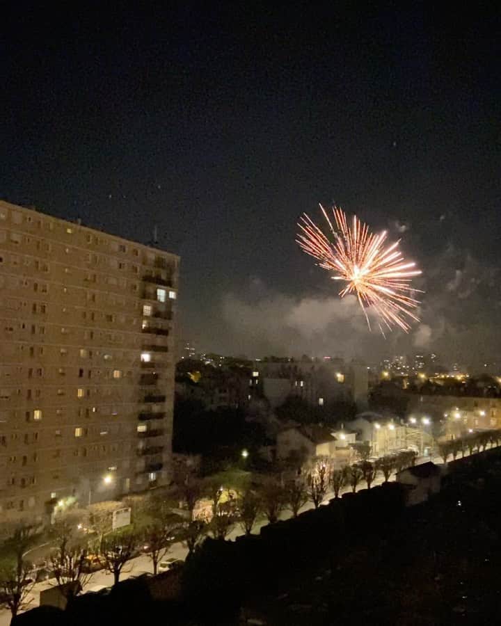 荒尾茉紀のインスタグラム：「明けましておめでとうございます🎍Happy New year🎉今年は日本より8時間遅れて新年を迎えました😊昨夜はイタリアン家族のお宅で、年越しパスタ🎶次から次に美味しい料理を出してくれて、朝になっても体が重い🐷💕 20時〜6時は外出禁止が続くフランスですが、みんな普通に日々を楽しんでいます👍ちなみに、夜中もバスやウーバー（タクシー）が動いているという不思議😂警察に見つかったら2万円弱の罰金だけど（笑） そんなこんなで、当初クリスマス明けに帰国する予定でしたが、もう少しヨーロッパにいようと思います❗️仕事してないし現実逃避かもしれないけど、正直まだ帰りたくない💦  2021年、周りの大切な人たちが幸せを感じられる1年であってほしいです‼️  #2020 #2021 #海外で過ごす年末年始 #happynewyear2021 #paris #外出規制 #パリ #人に恵まれてる事に感謝」