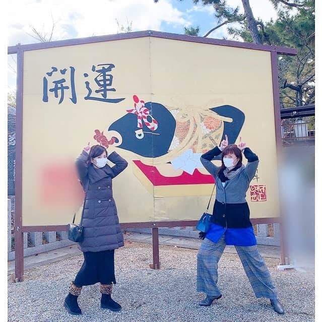 美蘭レンナのインスタグラム：「. . . 🎍明けましておめでとうございます🎍 2021年モ〜🐮‼︎ 宜しくお願いします😌💕✨✨ 皆さまにとって幸せで 素敵な笑顔溢れる一年になりますように😊💓💓 . . . #2021年#元旦#お正月#年明け#丑年#🐮 #心地よいスタート #姉妹共々#宜しくお願いします #うしさん#ポーズ」