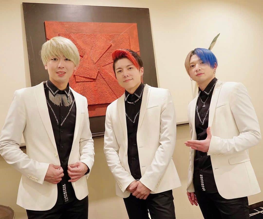 RYOGA -XTRAP-のインスタグラム：「Happy new year!!🌅  あけましておめでとうございます!!🎍  今年のカウントダウンはショーのお仕事をさせて頂き、最高のスタートを迎えられました🙏 まだまだ厳しい状態は続きそうですが、どんな変化も楽しんでやろうと思ってます😆 皆様が健康で幸多き一年を迎えられますように🌅 そして今年もよろしくお願い致します🙇‍♂️  It was hard situation last year and still... We got serious damage as job too but we’re okay anyway. And I just has been trying to have fun with “changing”. I really hope that the situation gonna be okay. Let us travel and see friends around the world!! But I wish you guys safe first. And I wish your happiness!!  With @xtrap.official」