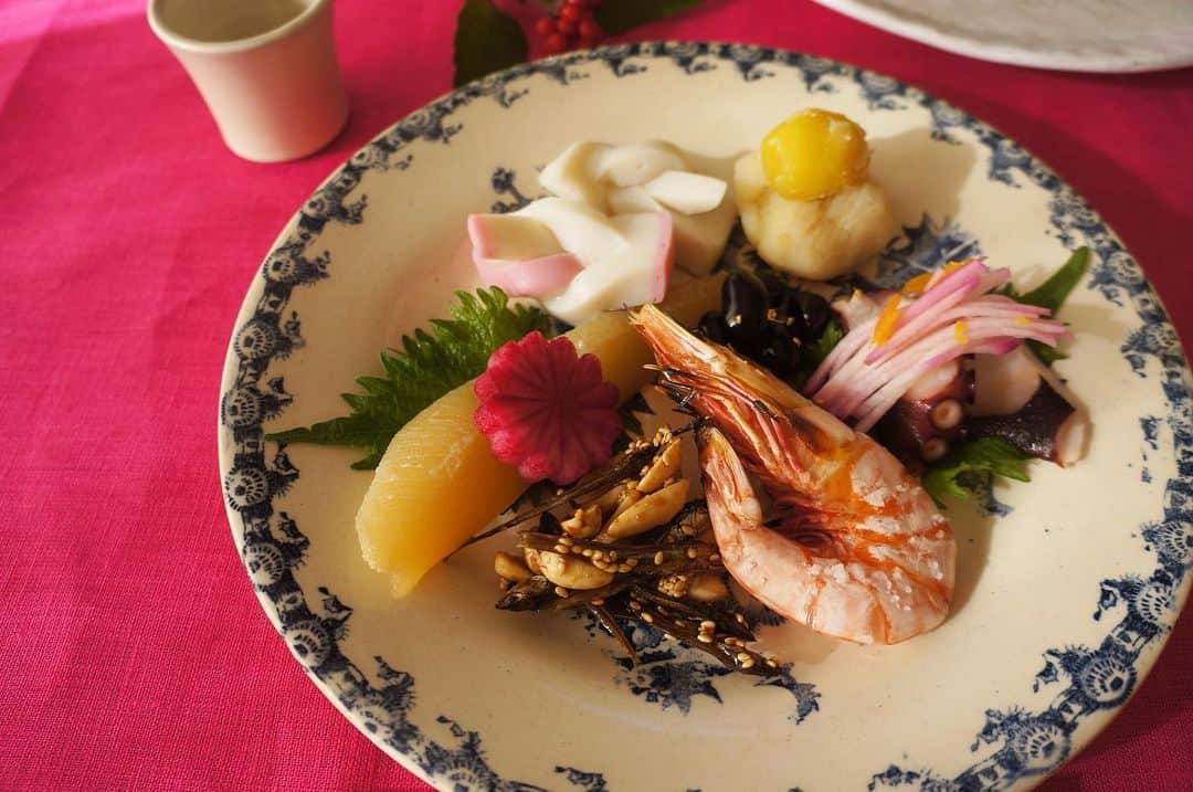 黄川田としえさんのインスタグラム写真 - (黄川田としえInstagram)「リンネルでもご紹介してます。 ひとり盛りおせち。 フランスのアンティーク皿に盛り付けてみました。  全体も洋な感じで。 ピンクのテーブルクロス @tottorante 1月6日発売です。  #tottogohan  #tottoおせち #antique」1月1日 20時29分 - tottokikawada