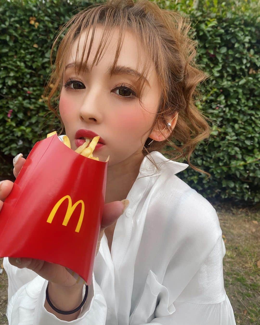 CHINATSUのインスタグラム：「おフェロ✖︎マクドナルド🍔🍟🍦〽️  @0412.ohara 作  アホっぽい？笑  #マクドナルド🍔🍟  #おフェロヘア  #ヘアセットサロン  #栄  #ひさやおおどおりぱーく  #栄のマクド #寒かったけど楽しかった  #撮影モデル」