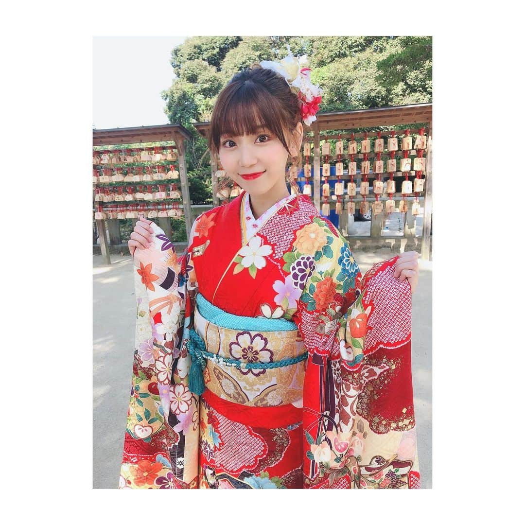 吉川千愛のインスタグラム：「あけおめー💗 今年も皆さま よろしくお願いします✨  赤の振り袖初めて着た❤︎  いきつさんのお着物 お借りしてネッツトヨタ西日本の 撮影行った時の写真です🥰  #LinQ #吉川千愛 #こんにちあ #あいんちゅ #newyear #着物 #いきつ #ネッツトヨタ西日本」