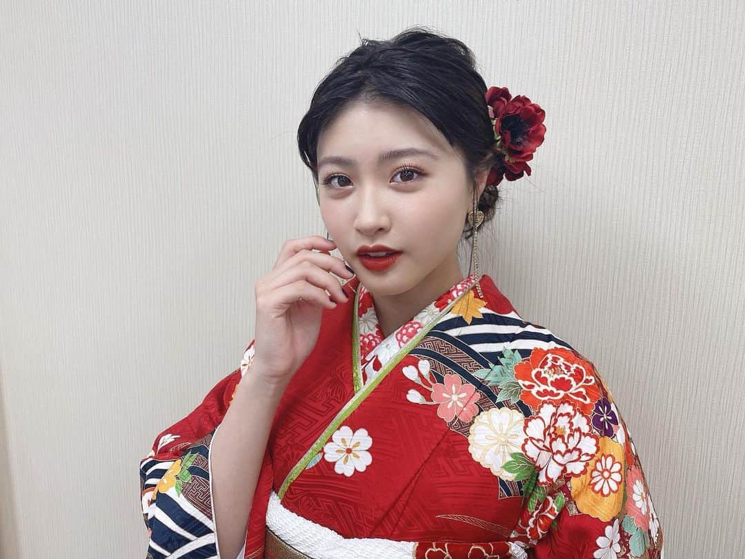 若林真帆のインスタグラム：「・﻿ 2021年﻿、あけましておめでとうございます🎍﻿ ﻿ ニコモとして活動する期間が短くなってきましたが﻿ 最後まで頑張るので皆様応援して﻿ 頂けたら嬉しいです👐 今年もよろしくお願い致します！﻿ #若林真帆」