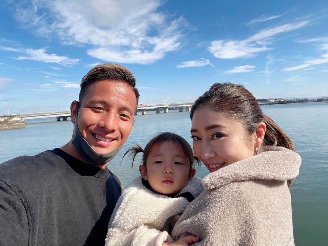 のインスタグラム：「新年あけましておめでとうございます🎍✨ 本年も皆様にとって素敵な年になりますように☺︎ 今年は毎年楽しみにしている海外旅行にも行けず 久々に日本でゆっくりしています🤤 年末年始食べすぎ飲み過ぎで既にプラスしてしまった、、🐷 ・ ・ ・ ・ ・ ・ #happynewyear #2021 #family #momlife #18monthsold #babygirl #instagood #今年もよろしくお願いします #🎍」