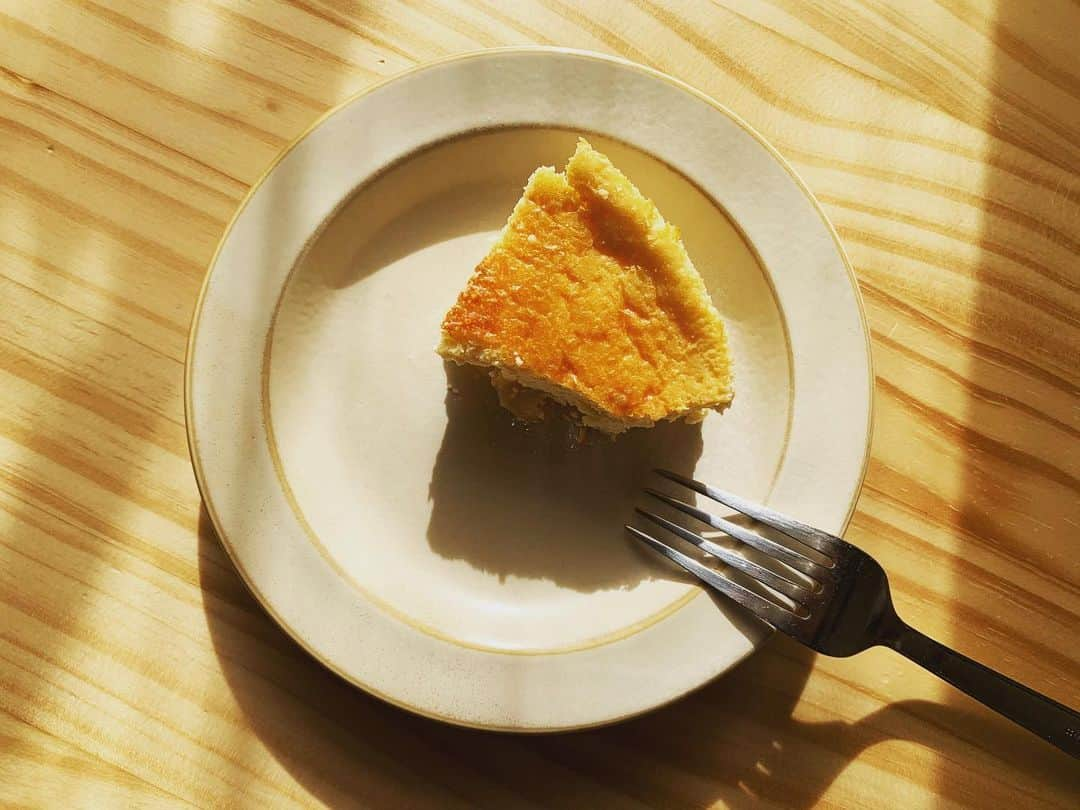 篠原理沙のインスタグラム：「りんごキャラメリゼのチーズケーキ🍰 大晦日にせっせと作って、 元旦の朝に頬張りました。  ホイップクリームの代わりに豆乳を使って、砂糖も控えめに。 美味しかった！  #りんご #チーズケーキ #2021 #手作り #お菓子 #ケーキ作り #🍰 #2020 #タイムスリップケーキ #低糖質 #低カロリー #ヘルシーケーキ #ヘルシーお菓子 #健康」