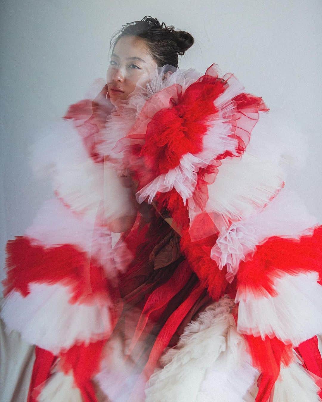 ARAKI SHIROのインスタグラム：「Happy new year 2021！！ Wish you will have a peaceful and beautiful time. I am personally going to start a new project 2021. Even though it will be tough for me to achive it, I am truly confident I will show you a new landscape. I am of course happy to share the love with you all through my work. Therefore,I do keep making costume. Thank u so much for all. . . . ph @yutamatsukizono  md @hiyori1802  h&m @yanase.alicia.miki  costume by me . . . #ARAKISHIRO#FUKUOKA#costume#costumedesign#costumedesigner#コスチューム#コスチュームデザイン#衣装#衣装デザイン#アラキシロウ」