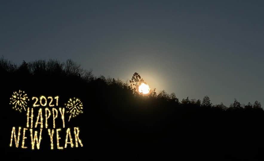 落合萌のインスタグラム：「明けましておめでとうございます🌅  昨年は、会えないからこそ人と人との繋がりを強く感じる一年でした。 皆さん、いつもありがとうございます！  とにかく、皆さんが健康で、喜びの多い年になりますように。  今年も宜しくお願いします😊  #初日の出 #新年」