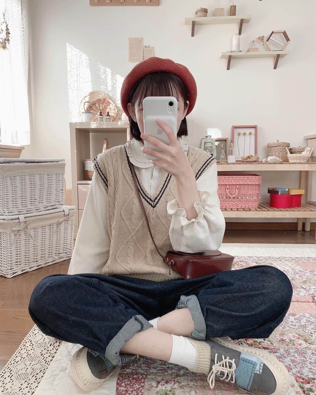 みさねのインスタグラム：「今日はみんな何した？🥺 うちは近所の人が少ない神社で初詣⛩大吉⛩ ㅤ ブラウスとベスト @cham.official_  デニム GU スニーカー @krex_official  ㅤ #guコーデ #古着コーデ #デニムコーデ #カジュアルコーデ #ボーイッシュコーデ」