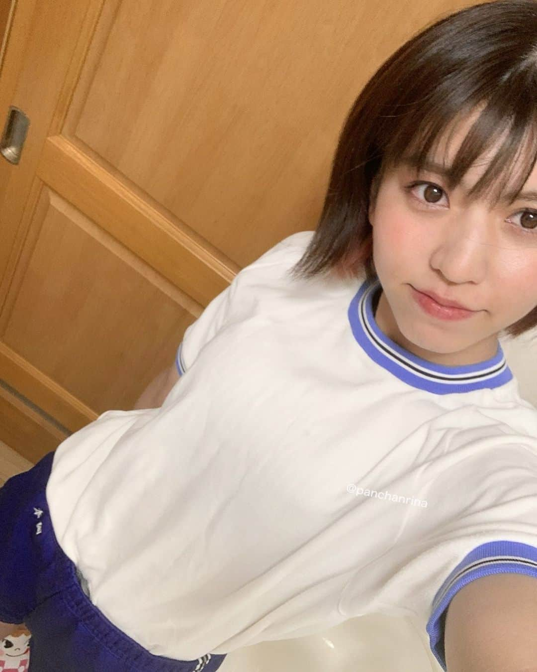 ぱんちゃん璃奈さんのインスタグラム写真 - (ぱんちゃん璃奈Instagram)「カウントダウンもしてないし、 年越し蕎麦も食べてないし、 おせちも食べてないし、 お参りもしないし、 あけおめLINEも全く来ないけど(笑) でも2021年、あけましておめでとうございます！！  さすがに私、体操服のコスプレまでは、 趣味は全く、一切ないです😭笑 色々理由があって...(笑)  2020年飛躍できたと思ってます。 2021年はとてつもなく飛躍しますので。応援してくださる皆様に喜んでもらえる、楽しんでもらえる、応援したい！！と思ってもらえる、誰ともかぶらない少し変なスーパー選手になります！めっちゃ頑張ります！！ 女子キック目立たせます！！ でも一番は元気に楽しく健康で毎日自分が頑張り続けれる事！  とりあえず最近コスプレイヤーのファイターだと思われてるので、 メイドも頑張ります♡笑  #ぱんちゃん璃奈  #あけましておめでとうございます　#コスプレ　#体操服  #いつもありがとうございます」1月1日 20時31分 - panchanrina