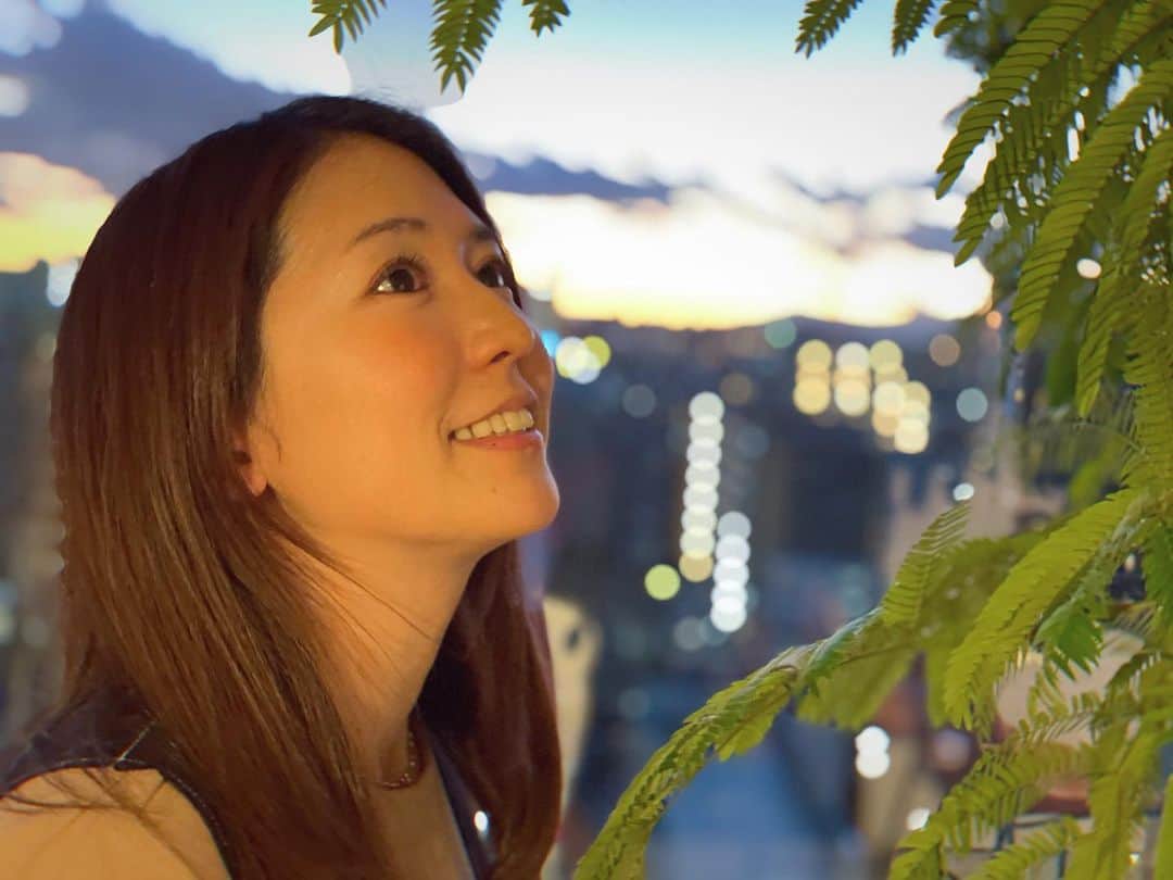 坪井安奈さんのインスタグラム写真 - (坪井安奈Instagram)「Happy New Year🌅﻿ 新年あけましておめでとうございます🎍﻿ ﻿ 東京は元旦から天気に恵まれ、目覚めたら明け方の広い空が☀️﻿ 2021年に入って、まるで時空が変わったかのような、そんな気の変化を部屋の中ですら感じました🍃﻿ ﻿ 今年の私のテーマは、コラボ🤝﻿ ﻿ いろいろと考えたけど、これが一番しっくりくる😊﻿ ﻿ 25歳で生き方を大きく変えてから、今32歳。﻿ 自分次第で如何様にも変えられる人生の選択1つひとつに始終ワクワクドキドキしながら、時には心を殺して息を止めながら走り抜けてきた。振り返っても20代から30代初めは、人生のパレットにこれ以上、色を加えることができるだろうかと思えるほどカラフルな人生を過ごせた🌈﻿ ﻿ でも、独りで走る期間はそろそろおしまい🙌﻿ ただ、何か決まったチームや組織を作るっていうのも私の生き方らしくはない。﻿ ﻿ そう考えた結果、コラボというのが一番しっくりきたのです✨﻿ ﻿ コラボっていうのは、単純に掛け合わせればいいわけじゃない。﻿ 各々の持ち味や専門性がはっきりしてないとコラボは成立しないし、もたらす結果がお互いにwin-winでなければコラボとは言えない。﻿ ﻿ つまりは、自分の役割を深めながらも、横に広げていけるのがコラボ。まさに深く広く、タテとヨコの広がり🌊﻿ ﻿ そんな2021年にできたらと思っています🎍﻿ ﻿ まずは心も身体も健康第一で👍﻿ 今年もどうぞ宜しくお願いいたします😊﻿ ﻿ #2021年 #元旦 #抱負﻿ #坪井安奈」1月1日 20時31分 - tsuboianna