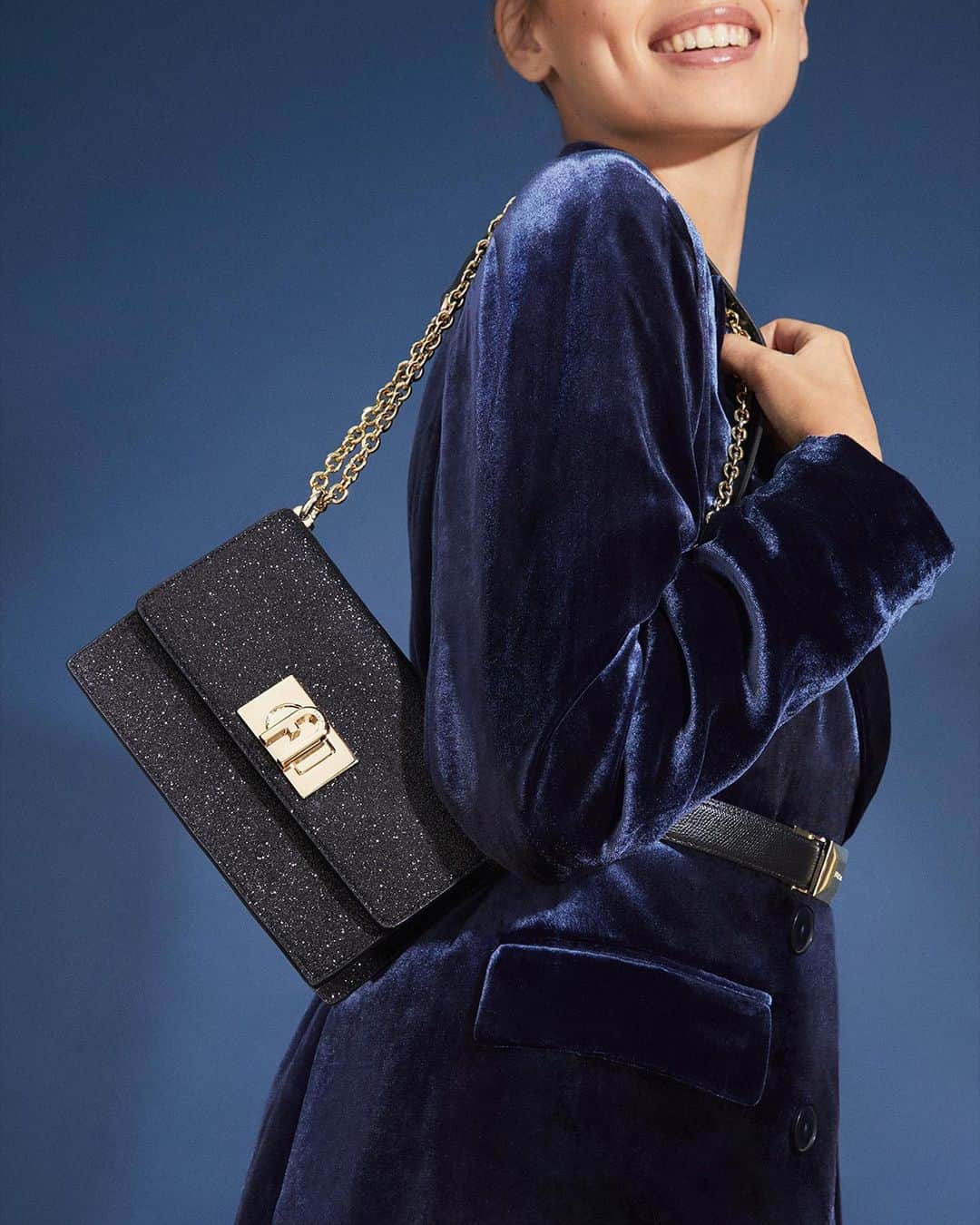 フルラのインスタグラム：「Happy 2021! It’s just the right dose of sparkle and joy to start the new year.  #thefurlasociety #furlafeeling #furlagift #newcollection #furla #accessories #fashion」