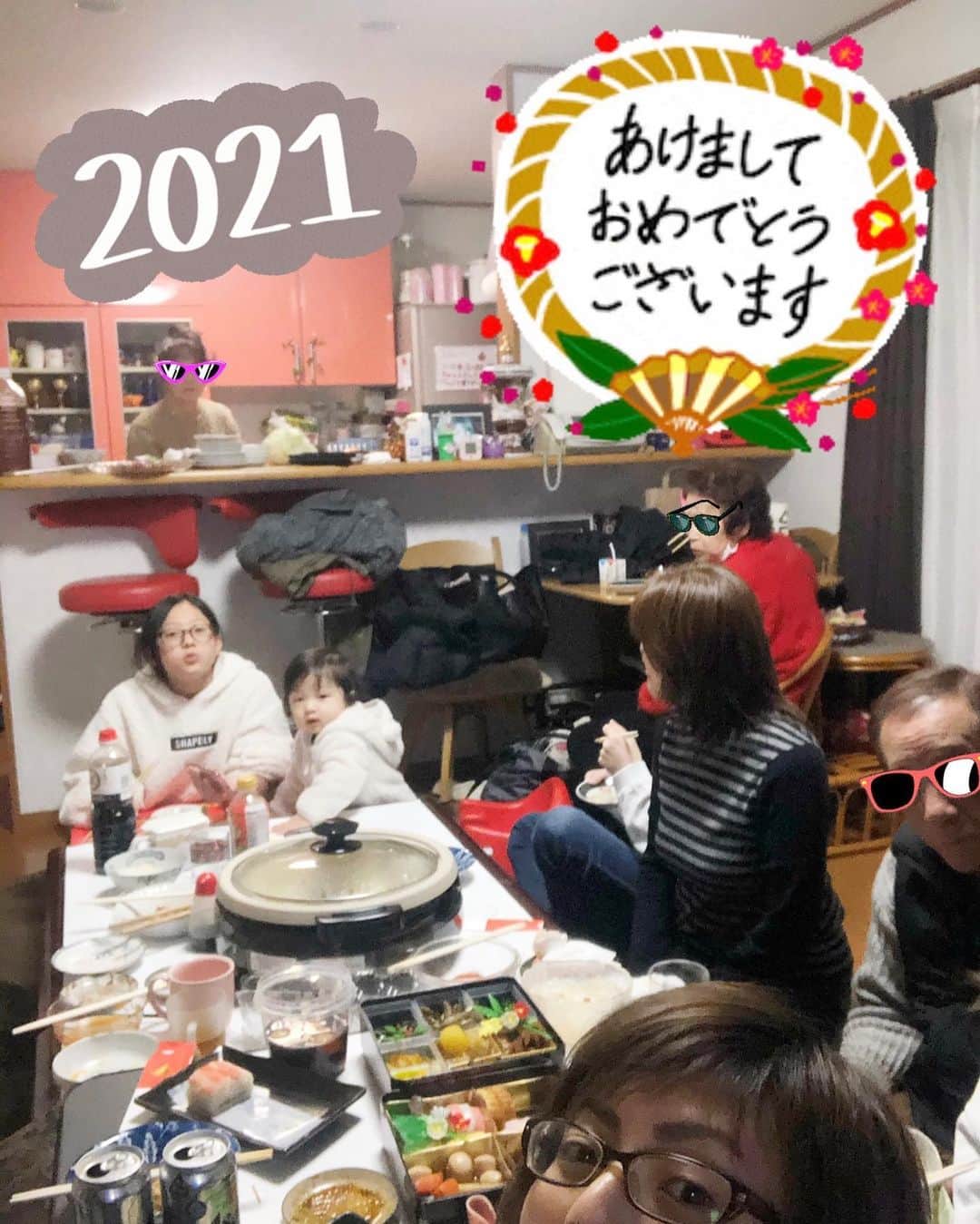 真矢のインスタグラム：「・ ・ 明けましておめでとうございます🎍  毎年恒例元旦の家族すき焼き🍲✨  今年は従兄弟ファミリーもやってきて賑やかに過ごしています😚  2021年は私にとって《リセット》の年。  誰かの為になる事に生きがいを感じるワタクシですが、 今年は自分の為に、多少比率を多めに過ごそうかな〜と思っています😌  もう2回目の成人式まで片足つっこんでますからね😂  自分が信じた道を突き進みます😌  【矢のように真っ直ぐ】  真矢という両親から授かった名前のごとく、真っ直ぐ生きていきたいと思います😌✨  本年も変わらぬご愛顧よろしくお願い致します🙇‍♀️  ✴︎ ✴︎ #2021年 #あけましておめでとうございます #今年もよろしくお願い致します #すき焼き #ファミリー #元旦恒例」
