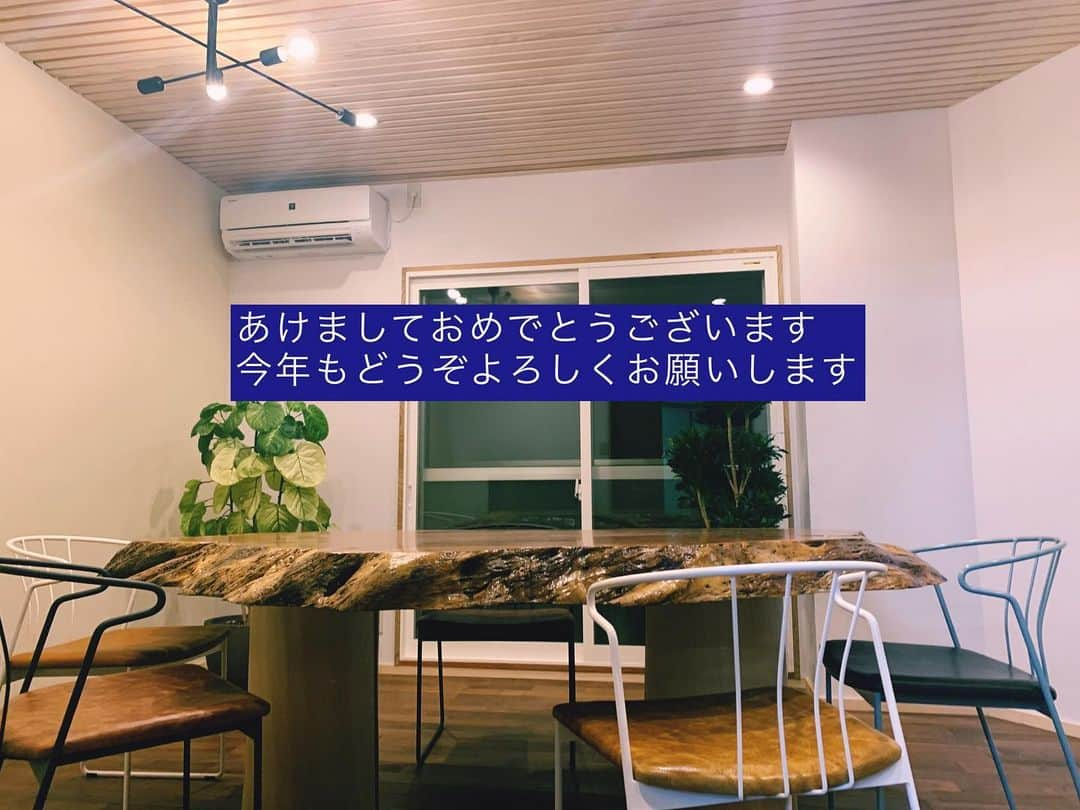 株式会社中川忠工務店さんのインスタグラム写真 - (株式会社中川忠工務店Instagram)「＊＊＊あけましておめでとうございます＊＊＊﻿ ﻿ 新しい年のはじまりです。﻿ 今年も、誠実に一人一人のお施主さまと向き合い、一緒に快適な家づくりを行って参ります。﻿ ﻿ 寒い年末年始ですが、外気温に左右されることなく、心地の良い室温でいつも過ごしていただけるおうちをご提供できるように。﻿ ﻿ #今年もよろしくお願いします！﻿ #匠大工と共に作る﻿ #唯一無二の家づくり﻿ #NAKACHUの家﻿ #🙌✨﻿ ﻿ ﻿ -------------------------------------﻿ ◎最新事例▶️高気密高断熱〜香里の家〜﻿ 【Q値1.1 UA値0.32 C値0.2】﻿ ﻿ 断熱性能・気密性能・計画換気。﻿ すべてのバランスが整った香里の家。﻿ ﻿ 📷@nakagawachu_koumuten﻿ -------------------------------------﻿ ﻿ ﻿ ﻿ ——注文住宅だからこそできる、オーダーメイドの家づくり。健康省エネ住宅——﻿ 株式会社中川忠工務店﻿ 大阪府枚方市長尾元町6-52-7﻿ Tel 072-857-6138﻿ お問い合わせはお気軽に✉️﻿ @ogata_nakagawachu﻿ ﻿ #香里の家﻿ #オーダーメイド住宅﻿ #世界に一つだけの﻿ #オリジナル﻿ #家づくり﻿ ﻿ ﻿ #高気密高断熱住宅　#高気密　#高断熱　#高気密高断熱　#あたたかい家　#無垢材住宅　#無垢材　#自然素材　#自然素材で建てる家　#工務店がつくる家　#工務店だからできる家　#工務店の家づくり　　#こだわりの家づくり　#枚方市　#枚方　#パッシブハウス　#パッシブデザイン　#パッシブハウス賛助会員　#無垢材でつくる家　#中川忠工務店﻿」1月1日 20時35分 - nakagawachu_koumuten