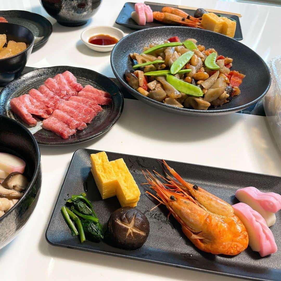 宮脇詩音さんのインスタグラム写真 - (宮脇詩音Instagram)「たらふく食べて幸せすぎる元旦。🐄 今年も笑顔溢れる一年になりますように。﻿ ﻿ ﻿ #お正月料理 🎍🌅」1月1日 20時36分 - miyawaki_shion