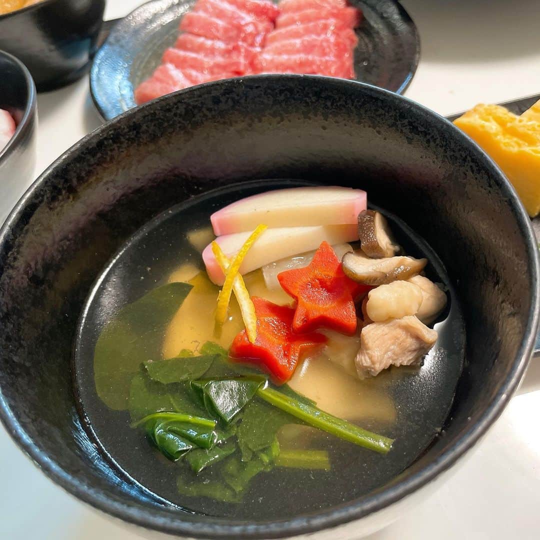 宮脇詩音さんのインスタグラム写真 - (宮脇詩音Instagram)「たらふく食べて幸せすぎる元旦。🐄 今年も笑顔溢れる一年になりますように。﻿ ﻿ ﻿ #お正月料理 🎍🌅」1月1日 20時36分 - miyawaki_shion