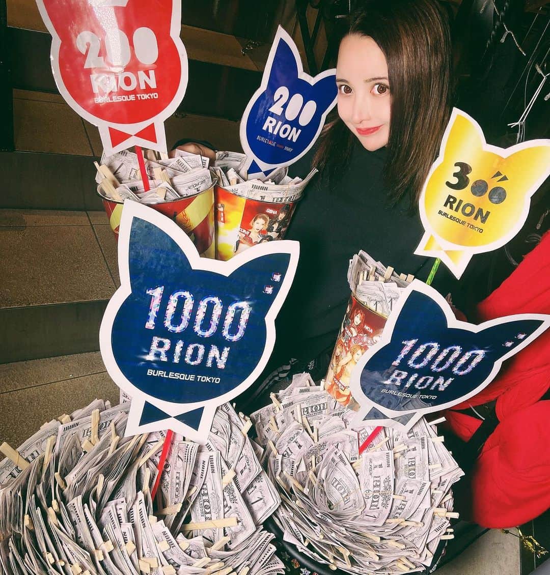 のインスタグラム：「お年玉いっぱい嬉しいワーイ🧧💕  1ヶ月ぶりの出勤緊張したけど 仲良しの人と鬼語り出来たから 最高にhappyな年明けでした✌️💗  今年もこんなわたしを よろしくお願いします😚💐 ・ ・ ・ ・ ・  #burlesque#dancer#showgirls#showgirlstyle#japanesegirl#sexy#japanesestyle#shorthair#shorthairstyle#blondehair#バーレスク#バーレスク東京#ダンサー#六本木#歌舞伎町#キャバ嬢#女の子#夜職#ショーガール#水着#ビキニ#セクシー#シャンパン#ショートヘア#ショートスタイル#金髪#派手髪#フィリピンハーフ#ハーフ顔#水着ギャル」