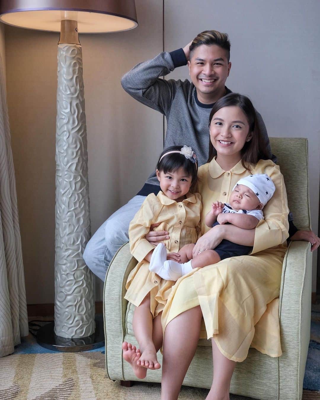 チェルシー・オリビアのインスタグラム：「Family portrait pertama di Tahun 2021 ♥️♥️ Slide foto kedua adalah reality punya 2 anak dan susahnya foto sama mereka🤪🤪🤪」