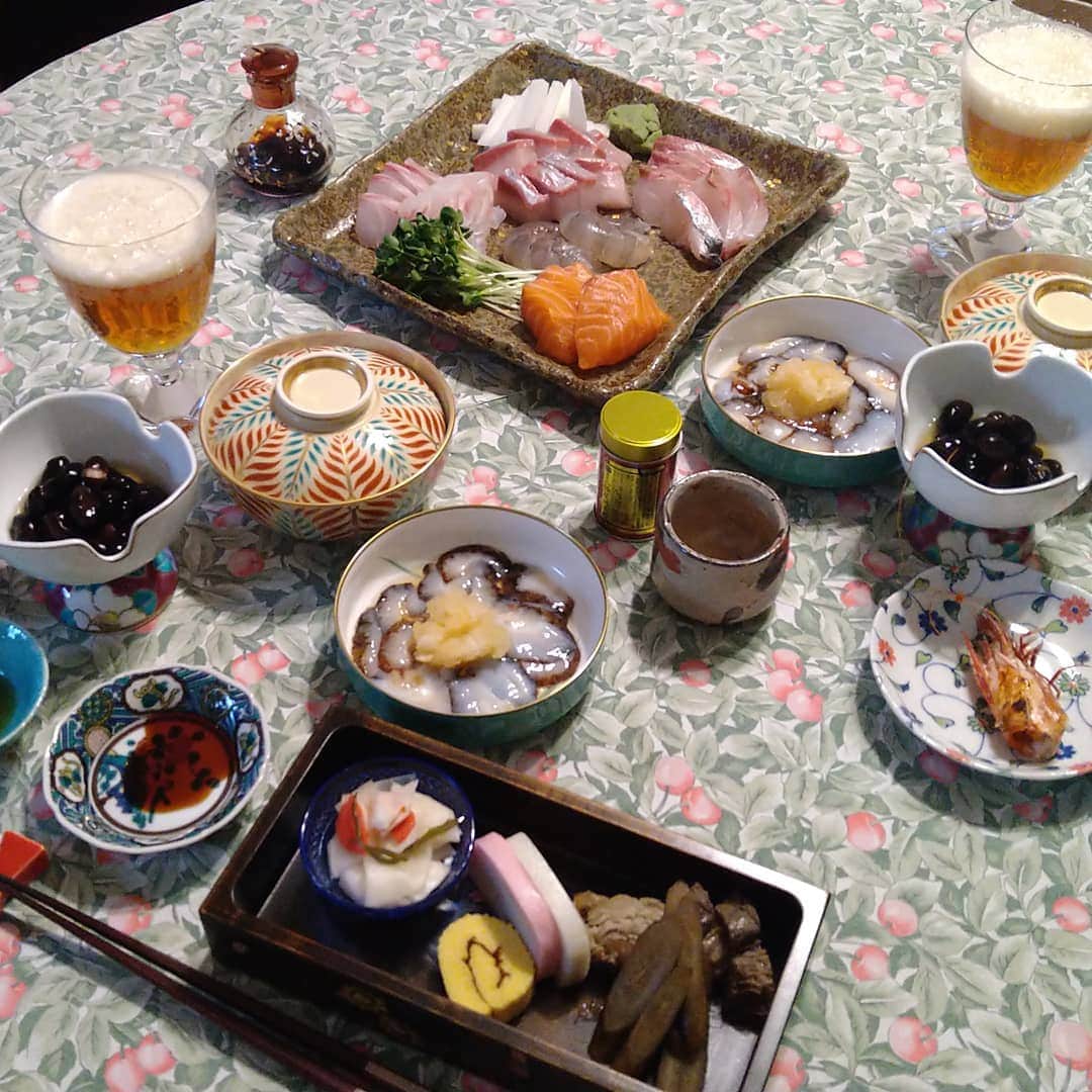 星奈優里のインスタグラム：「我が家は毎年、年越しを東京でして元旦に広島に帰省、両親•妹夫婦とお正月のお膳を囲むという流れだったのですが…今年はこちらで。  逆に、広島から美味しいもん来た‼️ 明石の美味しいお魚、ピュン💨 有り難や、有り難や🙏✨ はぁ、娘って最高です😁  #なまこ大好き  #しまあじも好き  #いや鯛最高でしょ #黒豆今年は上手に出来たと思う #うちはなますじゃなくてかぶら漬け #ふたの中はうま煮 #伊達巻がちっこいのは突っ込みどころ  先ほどの記事に沢山のコメント、ありがとうございました☺️ おめでとうの言葉、幸せを願う言葉、嬉しいものですね。 皆さんも、明るく楽しい充実した年となりますように…✨」