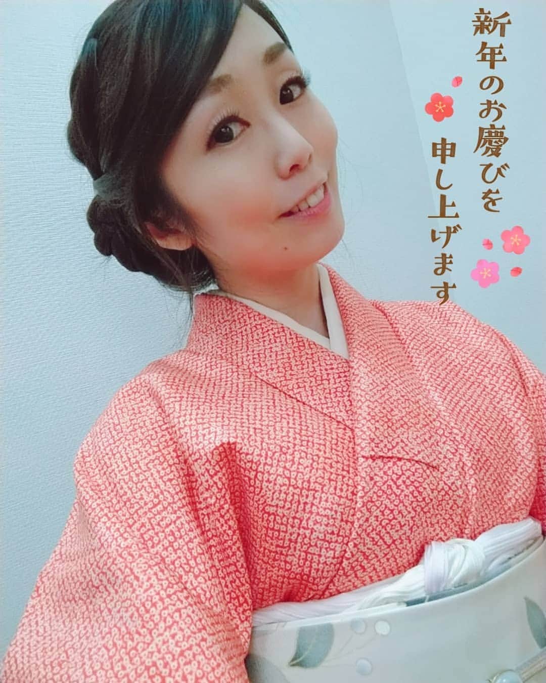 悠木あやねのインスタグラム：「毎年、お正月はおばあちゃんから頂いたお着物を着てます👘  いつも時間とか言い訳にしちゃうけど、年末年始くらいはちゃんとお着物を着ないとね(笑)  #着物 #kimono #traditionalcostume #伝統的衣裳 #あけましておめでとうございます #Happynewyear  #悠木あやね #AyaneYuki #YukiAyane #カプセルエージェンシー #capsuleagency #AV女優 #セクシー女優 #アダルト女優 #女優 #モデル #asiangirls #asiandoll #asianbeauty #asiansexy #japanese #japanesegirl #japanesegirls #model #nudemodel #fashionstyle」