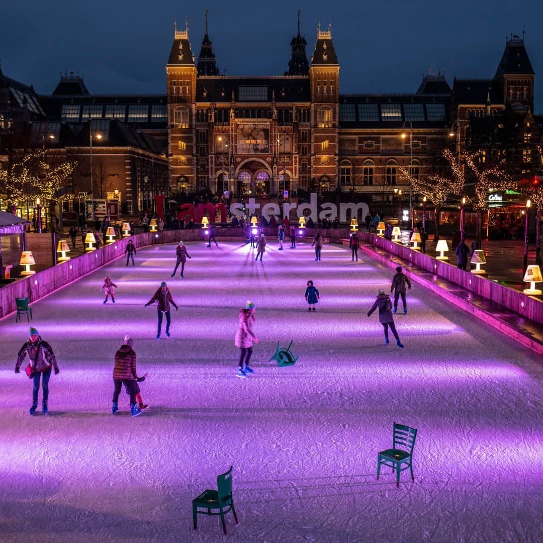 National Geographic Travelさんのインスタグラム写真 - (National Geographic TravelInstagram)「Photo by Muhammed Muheisen @mmuheisen / Children and adults enjoy the ice-skating rink at Museum Square in Amsterdam. I captured this image a couple of years ago during the holiday season in the Netherlands. For more photos and videos from different parts of the world, follow me @mmuheisen and @mmuheisenpublic. #muhammedmuheisen #Amsterdam #Netherlands #icerink」1月1日 20時39分 - natgeotravel