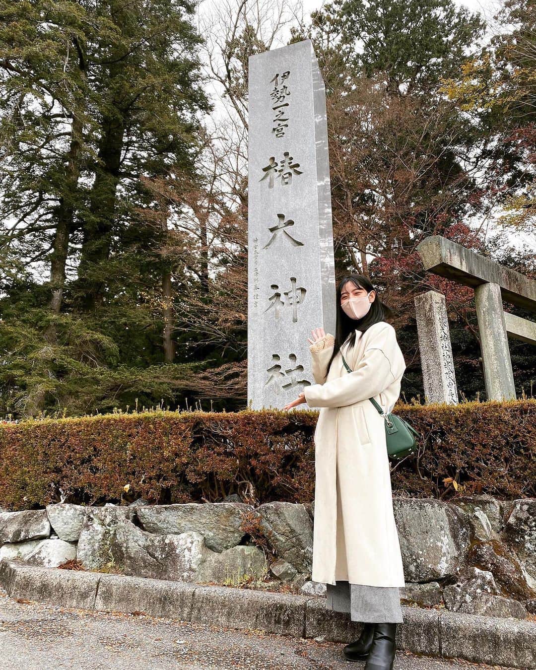 椿梨央のインスタグラム：「あけましておめでとうございます🌅🎍 . . 2021年どんな年になるのか 楽しみです！ 25歳になる年。 内面も外面も美しく🍀 皆様に少しでも元気なパワーを 送れるように精進します💪 . 気合を入れて椿神社に⛩ そして可愛らしい椿ハンカチが💕 . . 2021年も椿を宜しくお願い致します😌✨ . . 素敵な一年になりますように、、、 . . . . . #野球 #野球女子 #モデル #タレント #2021 #椿梨央」