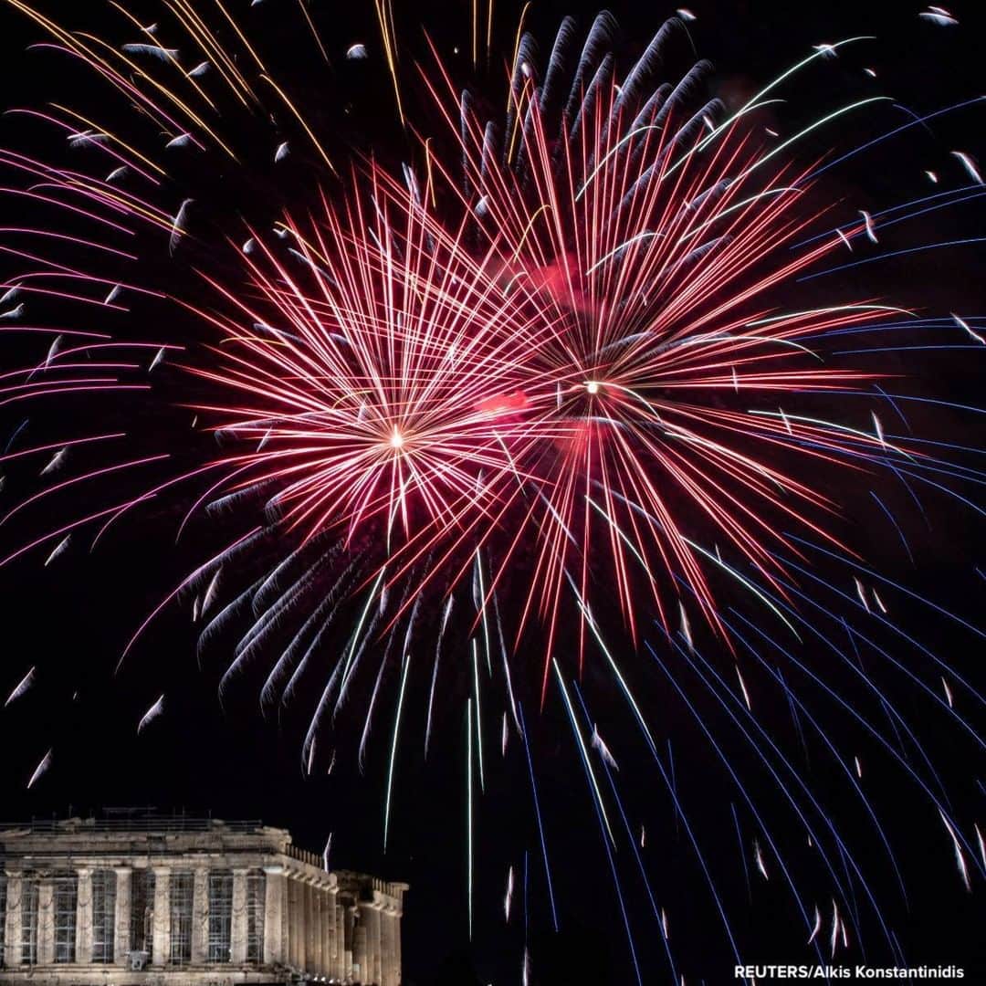 ABC Newsさんのインスタグラム写真 - (ABC NewsInstagram)「Fireworks display illuminates the ancient Parthenon temple atop the Acropolis hill during New Year celebrations in Athens, Greece. #greece #newyear」1月1日 20時44分 - abcnews