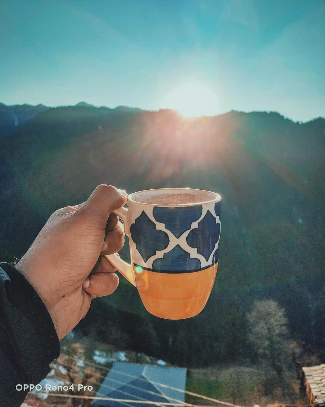 Abhinav Chandelさんのインスタグラム写真 - (Abhinav ChandelInstagram)「And here it is, another year and another hope, as I woke up and took my #OPPOreno4pro alongwith me on a ride up the mountain.   Where I then sat with a cup of hot chocolate, staring at the sun move across the sky, lighting up the mountains that remain filled with peace during the most chaotic of times, and they continued making me believe that times will change, and it'll all be as beautiful once again.  And when it does, my friend, we will return again to watch the sun move above mountains with a cup of hot chocolate in our hands. . . . . . #OPPO #OPPOmobileindia #OPPOreno #shotonOPPO」1月1日 20時55分 - abhiandnow