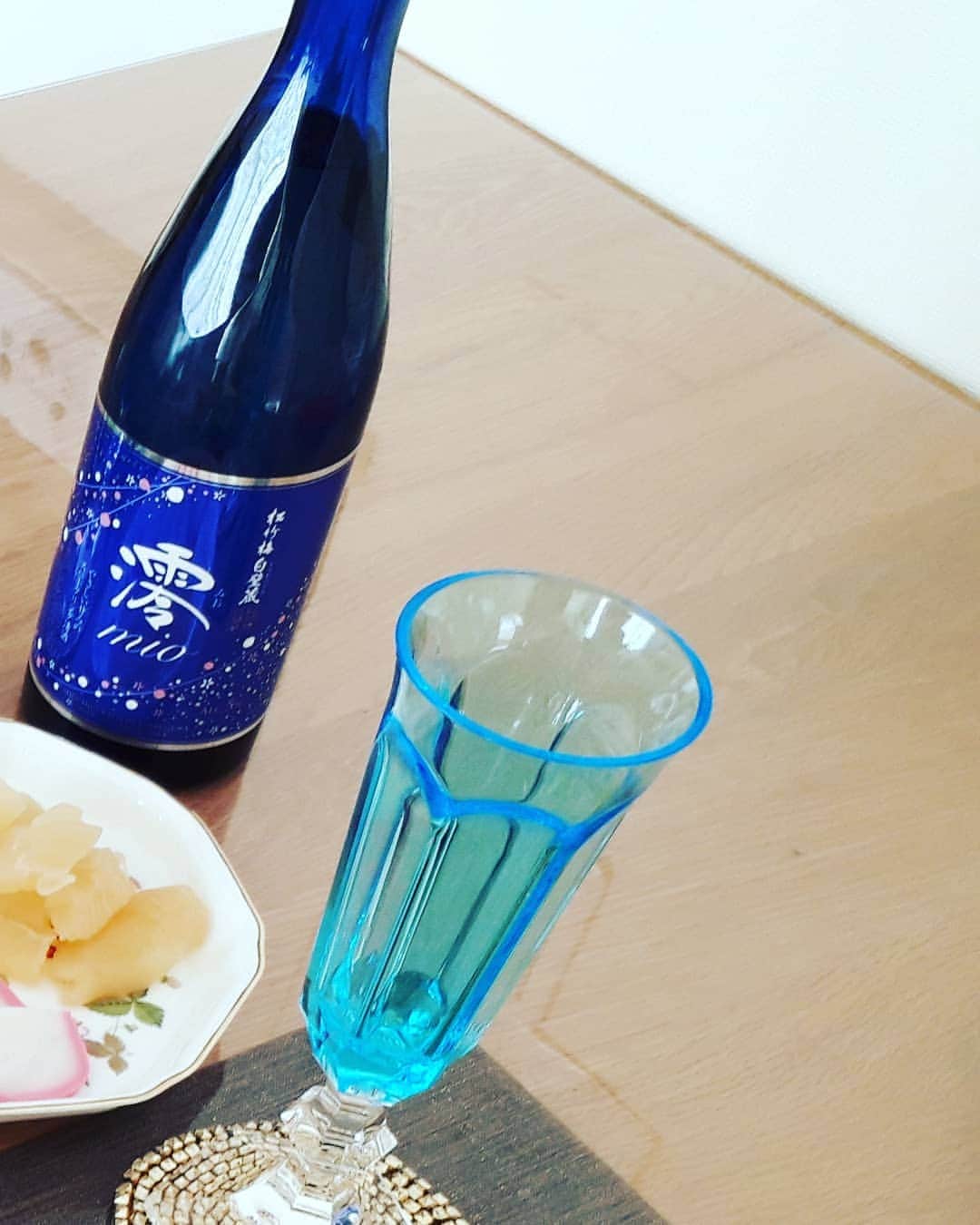那須洋子のインスタグラム：「令和3年  初めて体に入ったのは 澪スパークリング  お正月、とはいえ、、  帰省出来ない 何ら変わらない日々  でも、 日本酒を呑むと 少し、お正月感あります。 (私の中では)  行きたい場所に行ける 会いたい人に会える  これが叶う状況に 早くなってほしいです💦  #フリーアナウンサー #静岡第一テレビ #daiichitv  #お正月早々 #夜はカレー」
