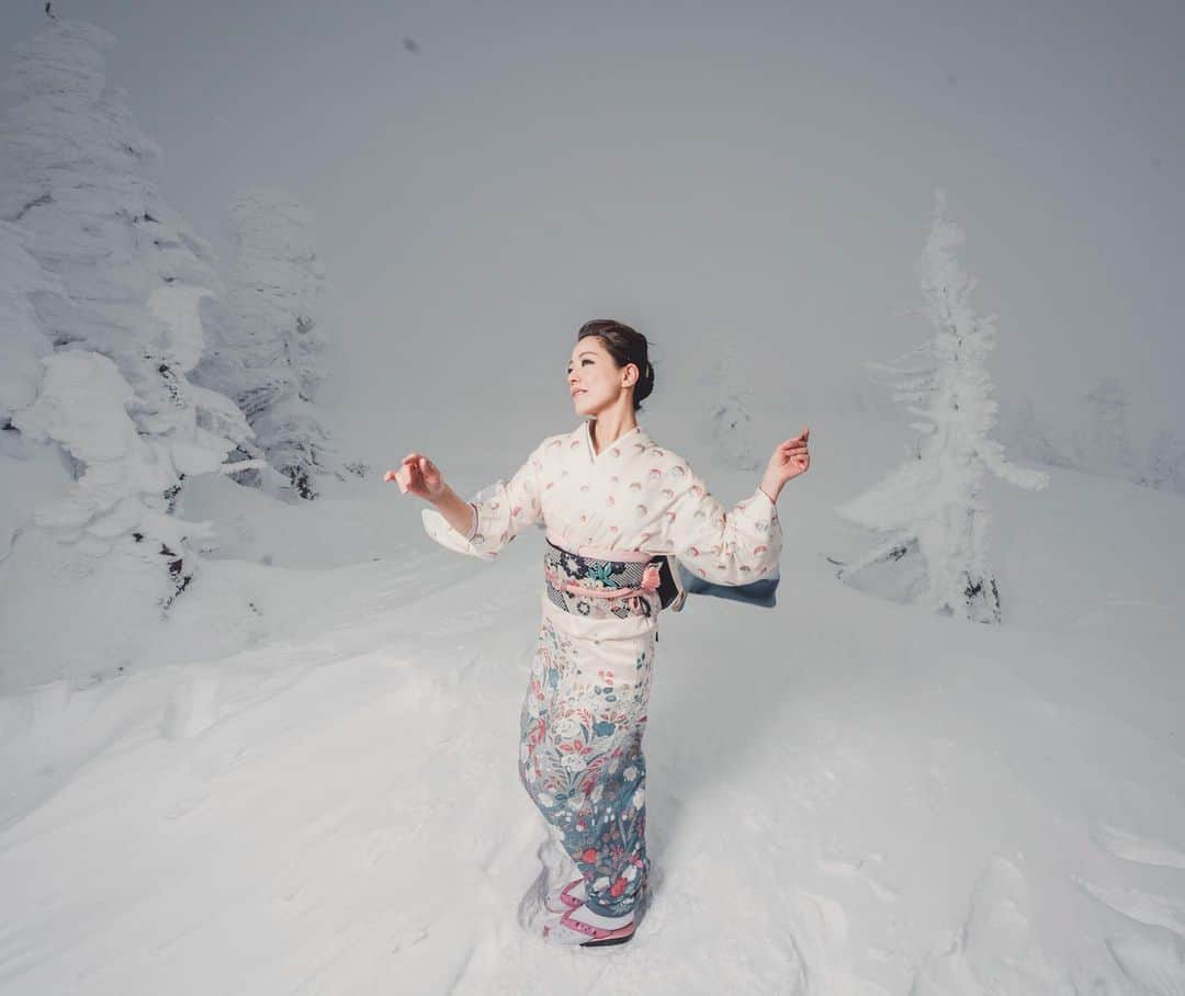イルコ光の魔術師のインスタグラム：「わぁ、雪撮影最高❗️この写真、気温マイナス15度、風速20メートル/s 八甲田山頂で撮影❗️メイキング動画見たいと思った人いれば、YouTubeにアップしまーす❗️ストロボ1灯でライティング❗️. . モデル: @sakura.0510 . . 新しい @ilkomobile アカウントにiPhoneで撮ってるポートレートもアップしますよ！いい光があればカメラ&レンズはなんでもいいと思います . . #ストロビスト #ポートレート #青森 #105mm #Sigma #instagramjapan #雨 #東京カメラ部 #ig_today #igersjp #tokyocameraclub #instalike #instagramhub #team_jp_ #vscogoodshot #strobist #strobistlighting #portrait_perfection #iphonephotography #イルコ #光の魔術師 #桜 #instagramhub #カメラ女子 #iphoneography  #lovers_nippon #ファインダー越しの私の世界 #写真好きな人と繋がりたい #portrait」