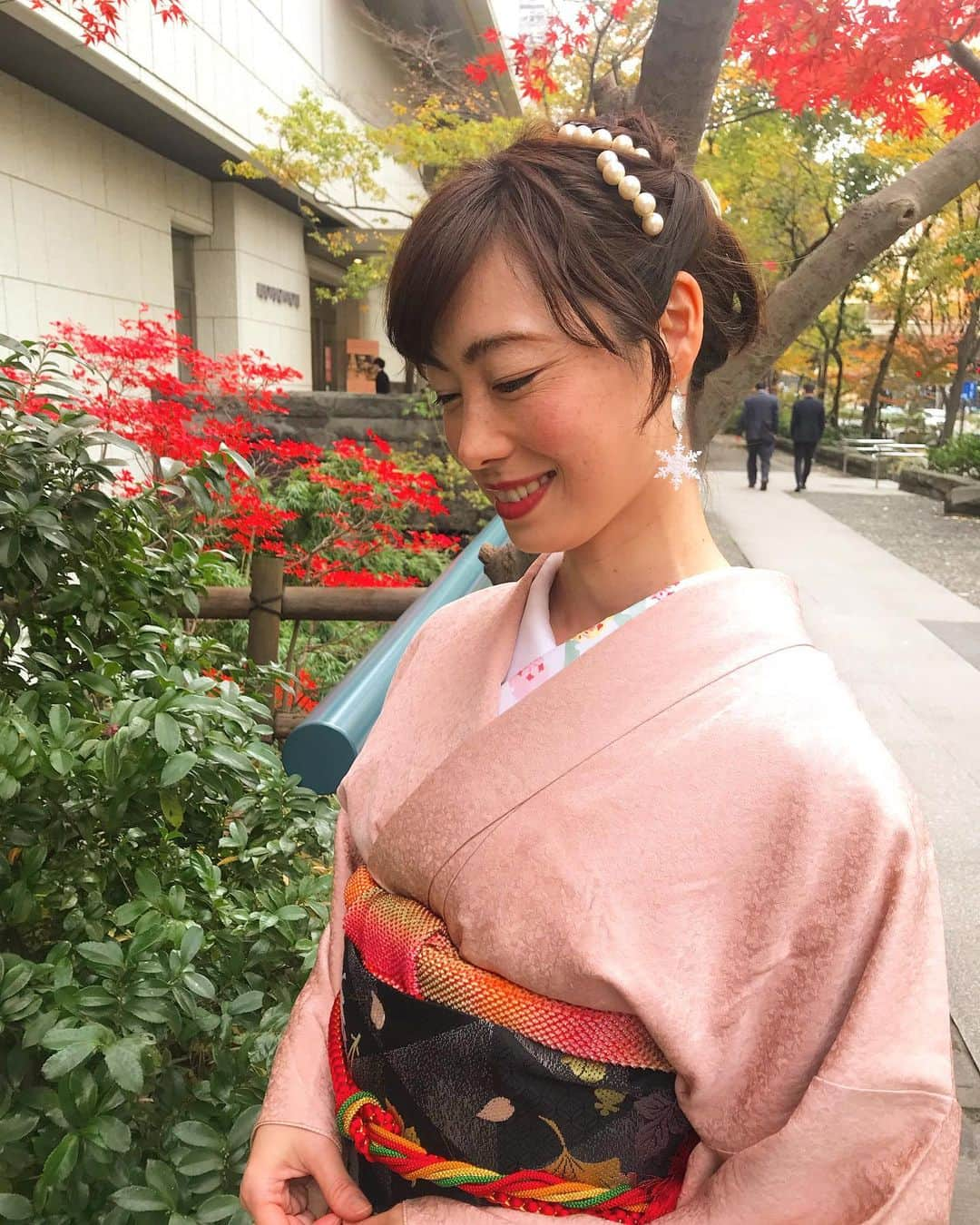 佐藤康恵のインスタグラム：「はーい🙋‍♀️ 皆さんはお気づきでしょうか⁇ 新年早々から天然発揮してしまいました😅 明けましておめでとうございます㊗️🎍 でしたー！ 全く気付かず、皆んなからのコメント📝見て、わー！！と💦 突っ込んでくれてありがとう😊  さぁ、切り替えて❣️ 皆さん、お餅いくつ食べました？ （食べてるの前提🤣） 私は5個かなぁ、食べました^_^ 磯辺餅→きな粉餅→おろし餅→磯辺七味餅→おろしうにわさび餅 あ、6個だ！^_^ 明日はお汁粉にお餅入れて食べまーす💖  では、皆さまCiao💋  #ボケました #yasuesato #佐藤康恵 #model #actress #singer #japanese #kimono #着物 #和装好き #女優 #モデル #ysjewel」