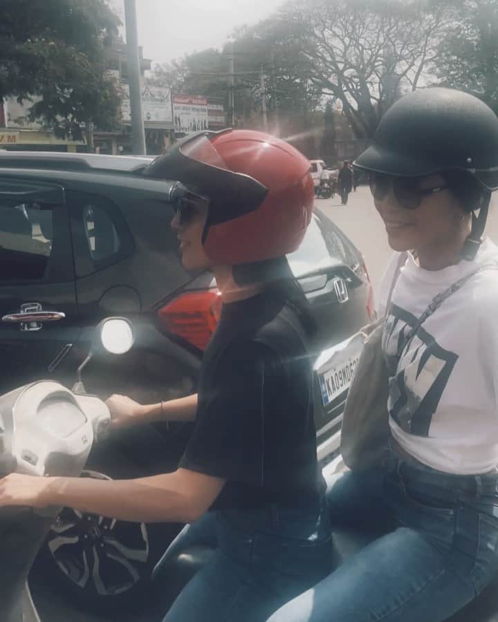 藤田敦子のインスタグラム：「ㅤ Throwback Thursday✨ ㅤ 一昨年の1月は、紫穂総長とIndiaで楽しく過ごしていたのでした。 また行きましょうね総長😍 ㅤ クラクション懐かしい😝✨」