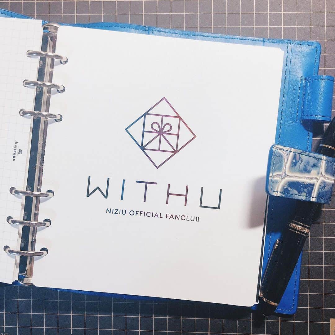 那多ここねのインスタグラム：「. NiziU FC会員ですが会員カードと特典が入って届いた箱が可愛いけど底が浅すぎて使い道ないのでカットして挟んだらめちゃくちゃ可愛くて大満足です…🥺」