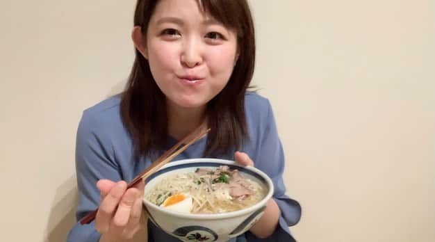 諸國沙代子のインスタグラム：「. あけましておめでとうございます🎍 皆が前向きになれる 明るい一年になりますように。 2021年も読売テレビを 宜しくお願い致します。 . . お家にこもる年末年始。 元日の夜は  #ラーメンフェスタリモート  @mori_ramen でお家に届いた 「悠然かしや」 【琥珀色した白醤油そば】で “ラーメン初め“ 🍜🍜🍜 . 注文したラーメンを食べて 美味しい表情をインスタ投稿する #ウマ顔コンテスト 開催中。 ラーメンプレゼントも。 詳しくは ラーメンフェスタリモートの HPをご覧下さい。 . 私のウマ顔は 細麺をズズズーっと頬張った顔🐿 お醤油の味わいが上品で 美味しかったです！ #ラーフェスリモート  #森ちゃんのラーメンフェスタ」