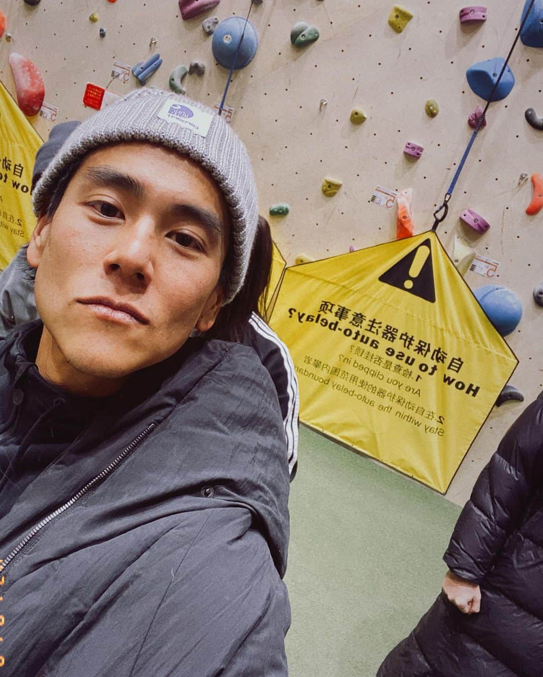 のインスタグラム：「Family climb 🧗‍♀️ embrace all of what life offers #grateful #wonderfool」