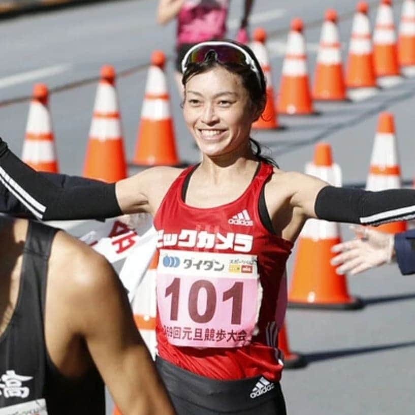 岡田久美子のインスタグラム：「明けましておめでとうございます🎍💝 2年ぶりの元旦競歩でした！ 寒波がくるぞとニュースで言われて体調壊さないように、怪我しないようにいろいろ準備しましたが、風もなく、汗が吹き出る良いお天気で、のびのび歩けました✨🙂笑  また、コロナで大変な状況のなか、開催して頂き感謝の気持ちでいっぱいです。 ありがとうございました🙇 次は日本選手権です！ #元旦競歩 #10km #43分39秒 #優勝」