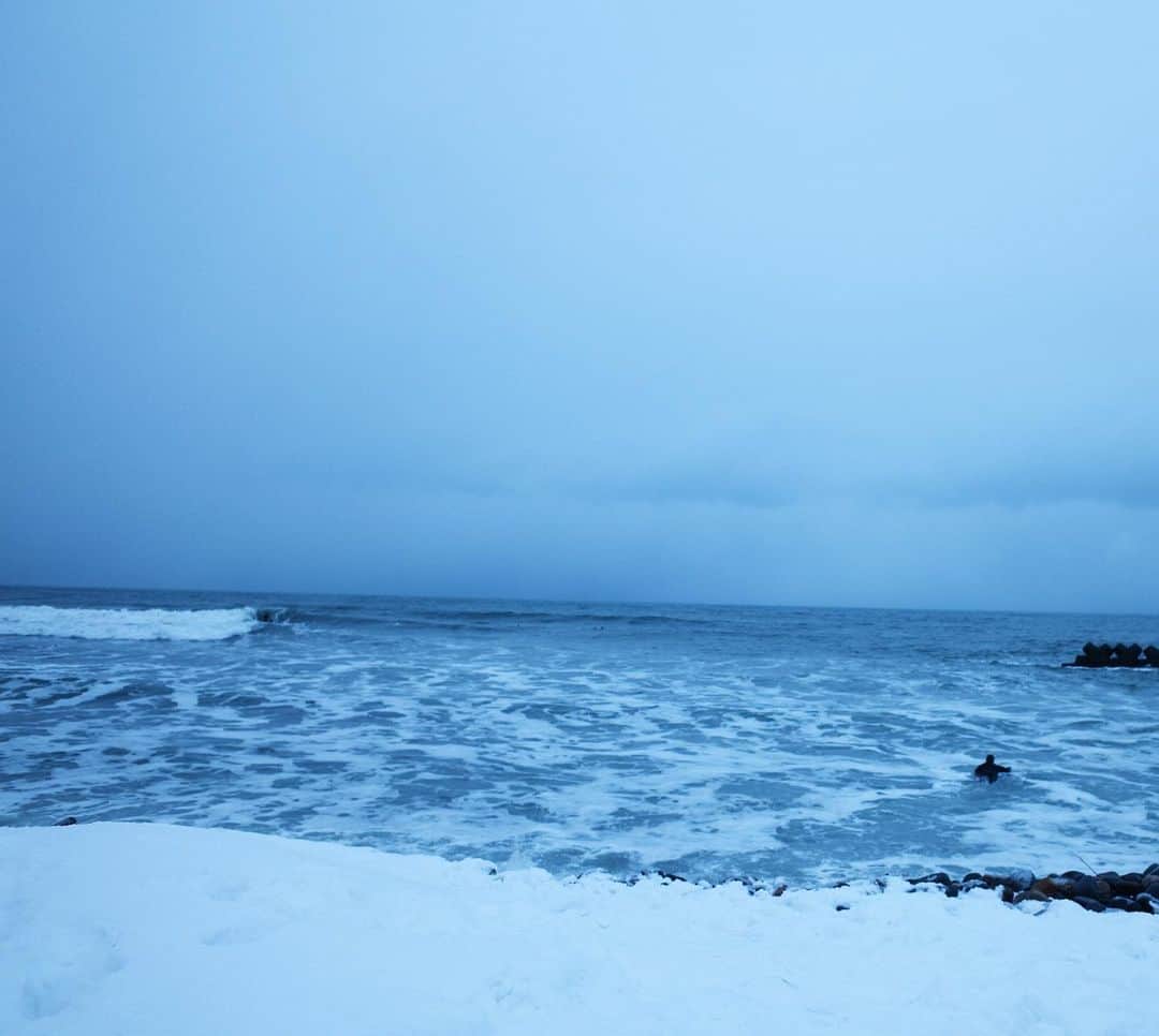 佐々木明さんのインスタグラム写真 - (佐々木明Instagram)「【Cold Season】 a happy new year 🥳  Gutes neues Jahr alles🤙🏽 あけましておめでとう⛩🎍 2021年も大切に雪山に海に自然の中である環境に「ありがとうございます」精神で接していきたいと思います。 寒い日々が続いていますが、元気に健康でいられる事のみが幸せだと思います☺️  皆様も健康第一で良き2021年になりますよう。」1月1日 20時59分 - akiraexploring