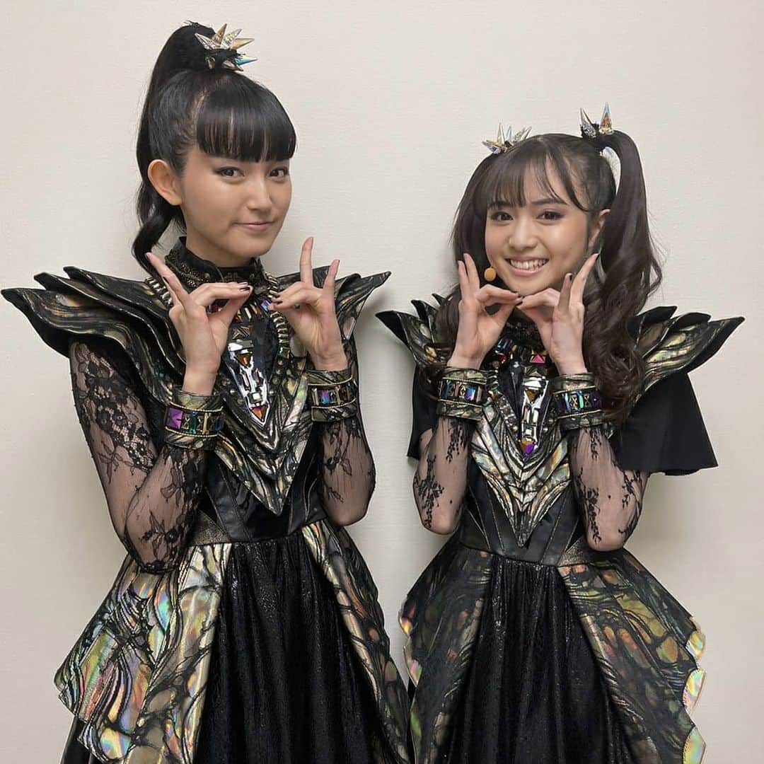 のインスタグラム：「#BABYMETAL 史上最大の闘いがいよいよ始まる🔥  ⚡️日本武道館10公演『10 BABYMETAL BUDOKAN』DOOMSDAY ‒ I～VI（1月19日/1月20日/2月16日/2月17日/2月19日/2月20日)⚡️  オフィシャル先行受付は、1月3日23:59まで👉 「ぴあ BABYMETAL」で検索  #BABYMETAL_BUDOKAN」