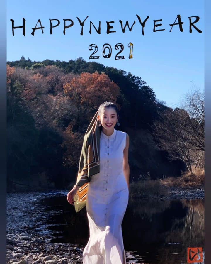 高良ひとみのインスタグラム：「🐮 . . .  あけましておめでとうございます🎍 今年もどうぞよろしくお願い致します。  皆々様へ 新しい風が吹きますように。 願いを込めて…  #2021 #丑年 #富士山 #風 #happynewyear #ho #hitomitakara」