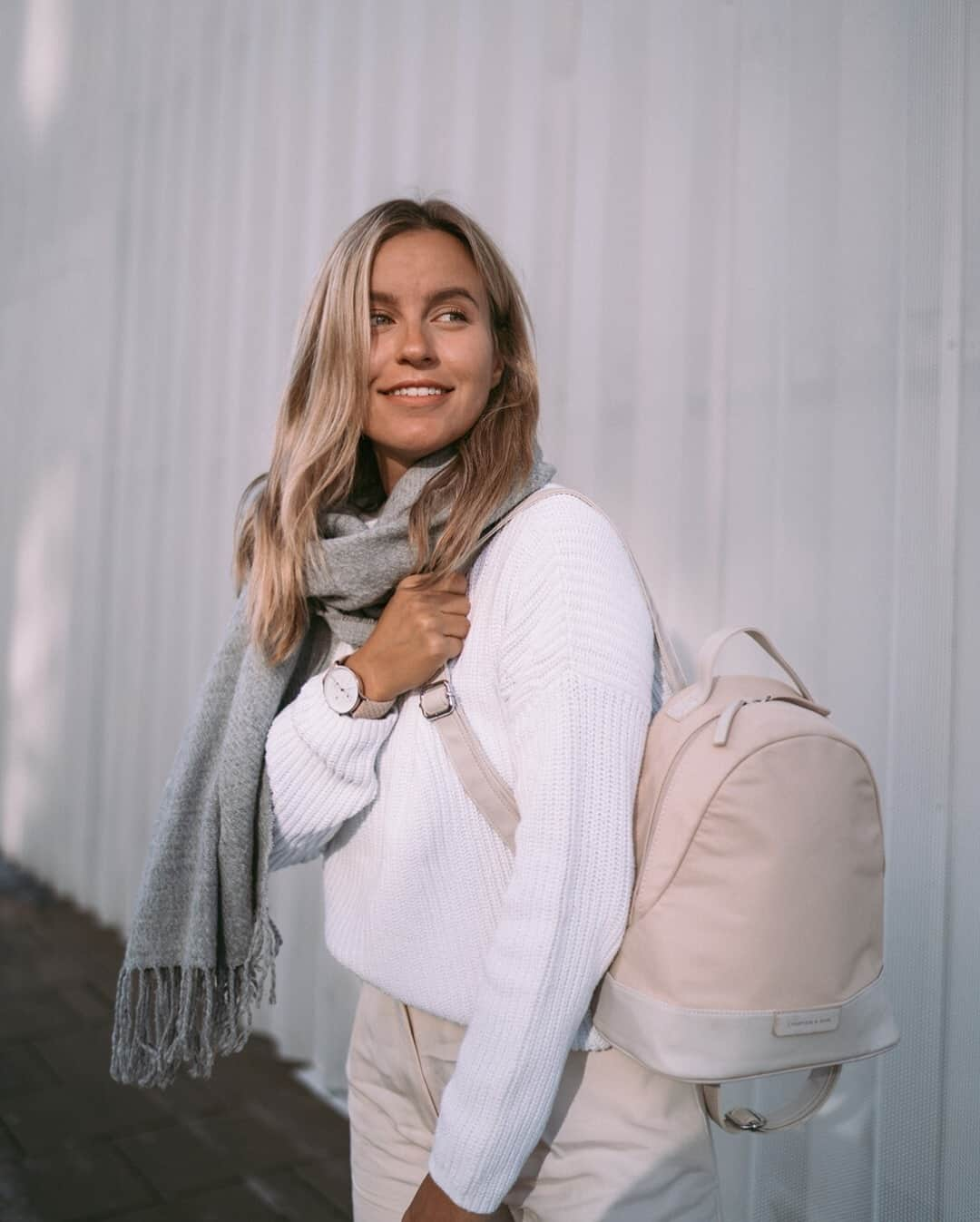 Kapten & Sonさんのインスタグラム写真 - (Kapten & SonInstagram)「'Shining through the winter season!' ❄️ @julescecilia shines with our backpack Alesund "Sandstone". ✨ #bekapten #kaptenandson⁠ .⁠ .⁠ .⁠ #backpack #walk #winter #streetstyle #fashionlover #fashionaddict #ootd #style #fashion #outfit #inspiration #inspo ⁠」1月1日 21時01分 - kaptenandson