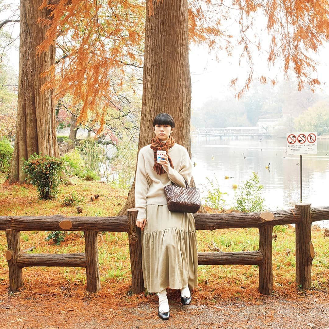 &Premium [&Premium] magazine.さんのインスタグラム写真 - (&Premium [&Premium] magazine.Instagram)「東京・吉祥寺、井の頭公園の池の辺り。コーヒースタンド『ブルースカイ』のカップを片手に公園を歩く、珈琲日和。巻頭「&style」より。（→p.16） 最新号「おいしいコーヒーライフ」発売中です。 ファッションディレクション：黒澤 充 写真：藤田一浩　 ヘアメイク：下永田亮樹　 出演：佐久間由衣 #andpremium #アンドプレミアム #おいしいコーヒーライフ #lifewithgoodcoffee #coffee #cafe #珈琲 #佐久間由衣 #ブルースカイ #井の頭公園 #コーヒースタンド」1月1日 21時01分 - and_premium