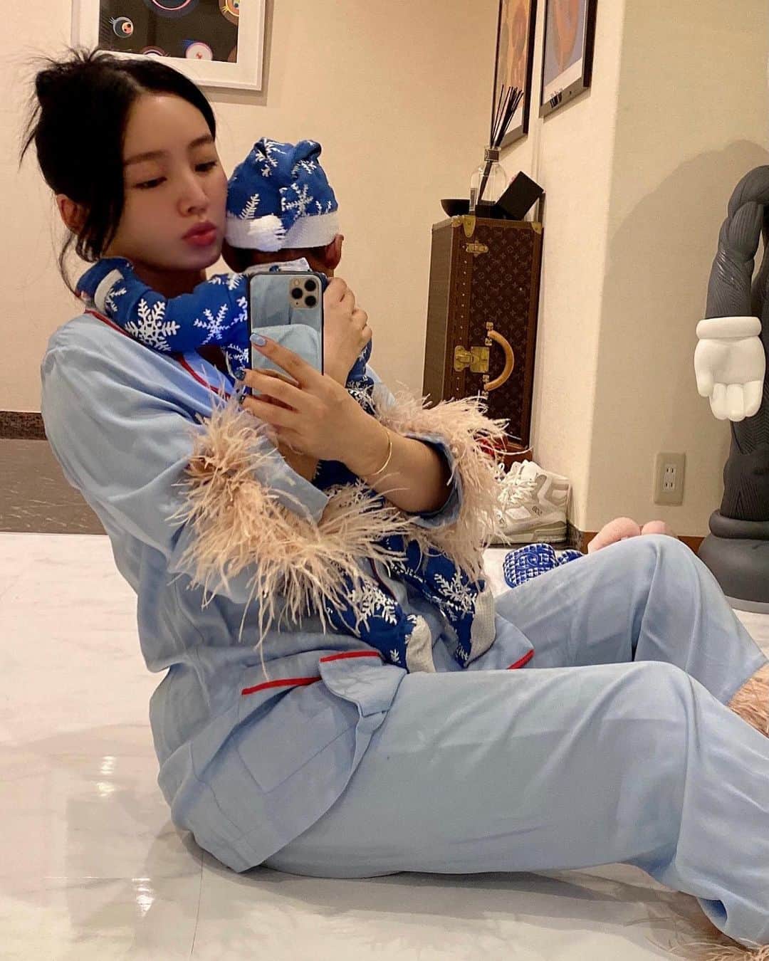 megbabyのインスタグラム：「２０２１年🐮あけましておめでとうございます❤️  年越しはメリたんの寝かしつけをして気づいたら私も寝ていていつの間にか新年に😪  3ヶ月過ぎて背も伸びて、首もすわり、じっと見つめてくれるようになって、笑ってくれるようになりました🥺❤️  ひとつひとつ成長に感動する毎日で私が逆に子供に育ててもらってるようで今年も迷わず突き進めます🦾  今年も宜しくお願い致します🥺  みなさまにとってかけがえのない1年になりますように🙏🏻」