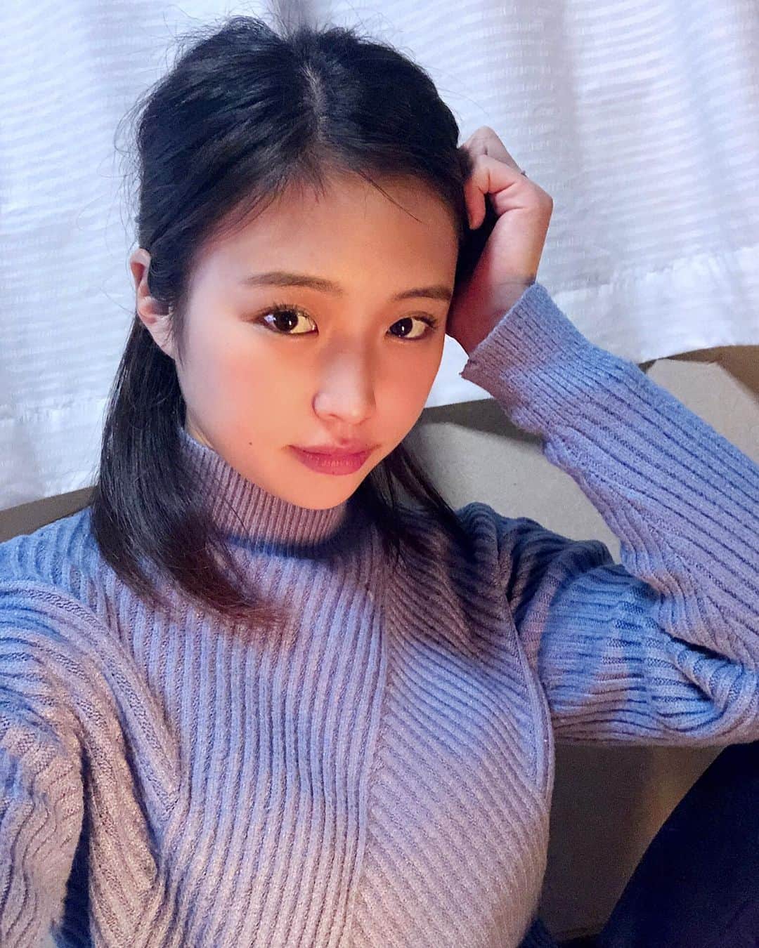 石井美音奈のインスタグラム：「あけましておめでとうございます🎍⛩ 今年もよろしくお願いします😌  2021年は健康的な身体づくりと、自分に自信を持てるよう日々頑張ります！ 2枚目の美音奈はまだ健康優良児🤪」